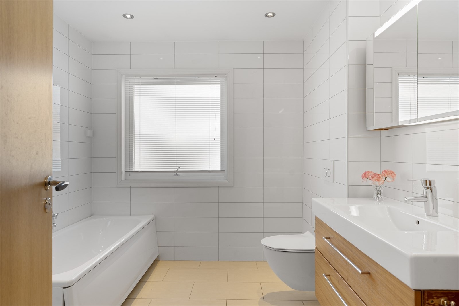 Pent baderommet i hovedetasjen. Rommet har fliser på vegger og gulv. Galleribilde