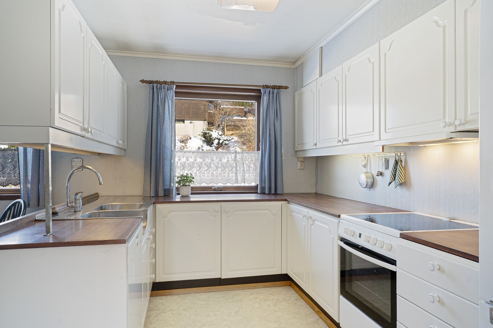 Plassbygget, eldre kjøkkeninnredning med benkeplate i laminat. Galleribilde