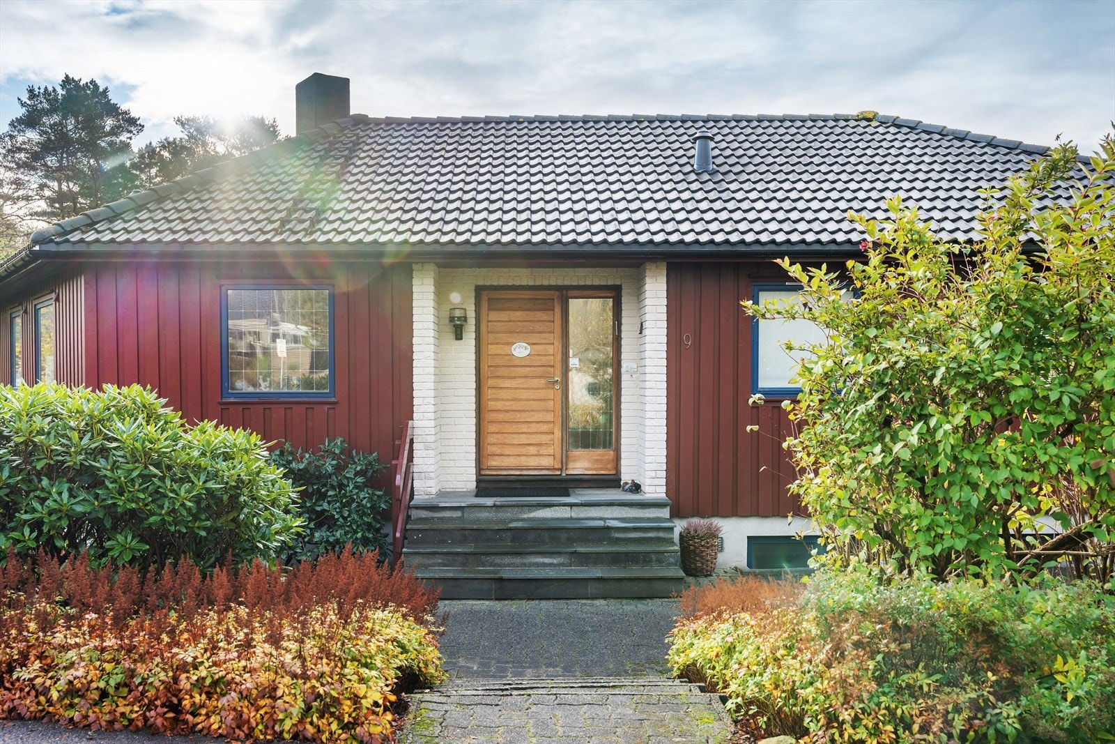 Trivelig adkomst via en liten trapp fra gårdsrommet. Galleribilde