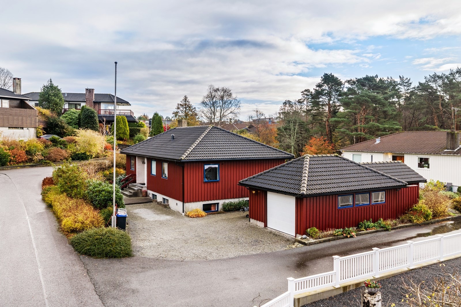 Boligen strekker seg over to etasjer og har en familievennlig, spennende planløsning. Galleribilde