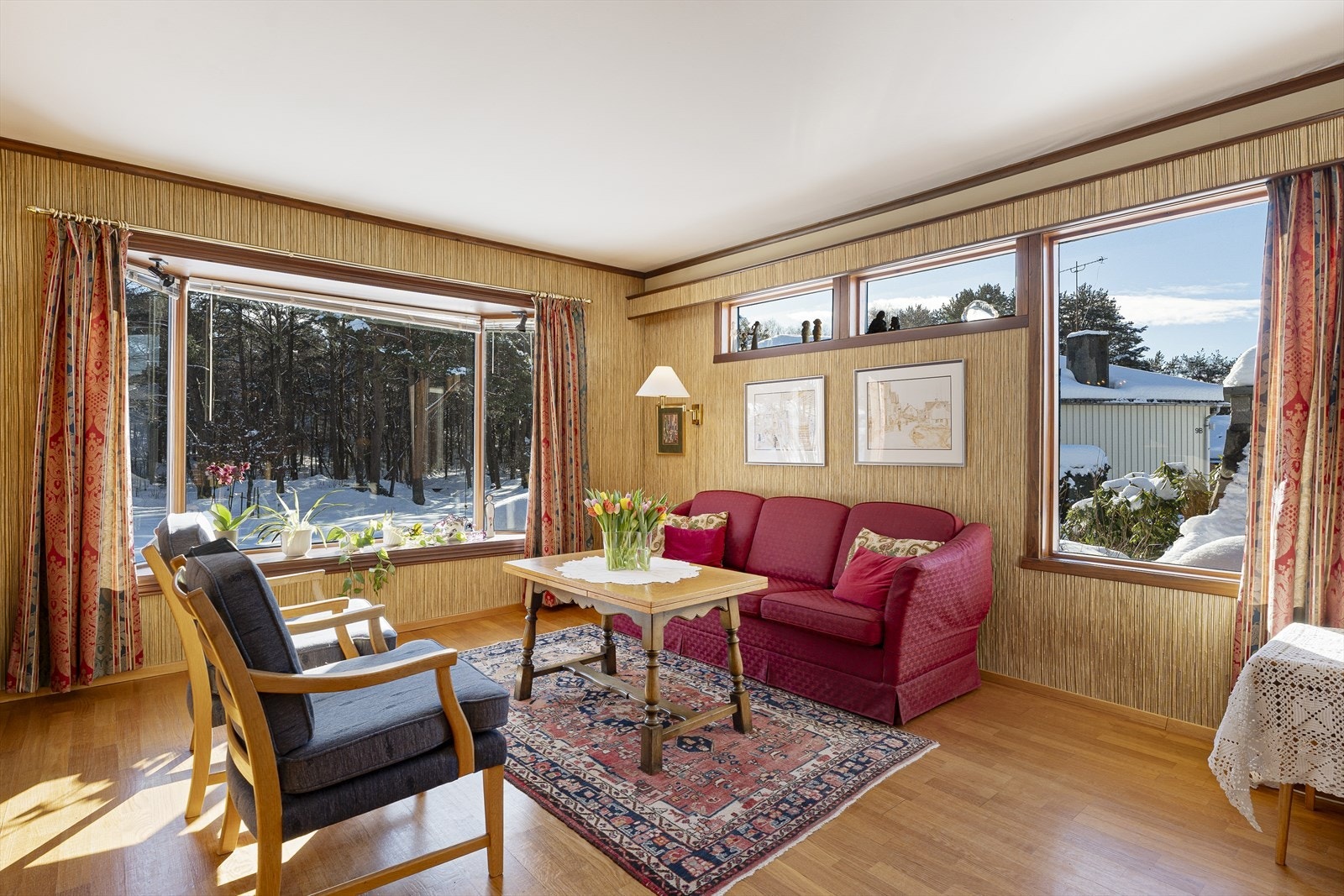 Rause vindusflater og karnapp gir godt med naturlig lys. Galleribilde