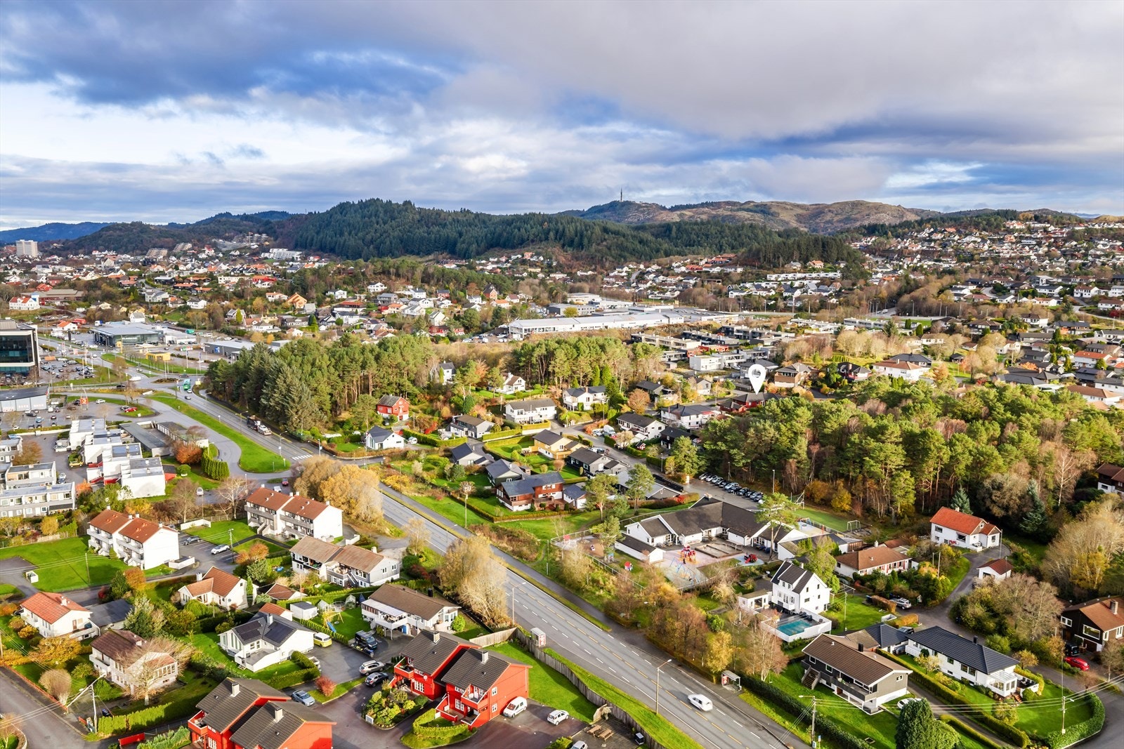 Nærmeste barnehage (Amanda bhg) ligger bare et par minutters gange unna, og det er gangavstand til ytterligere to barnehager. Ellers kort kjørevei til Rossabø barneskole, Karmsund VGS og Haugaland VGS. Galleribilde