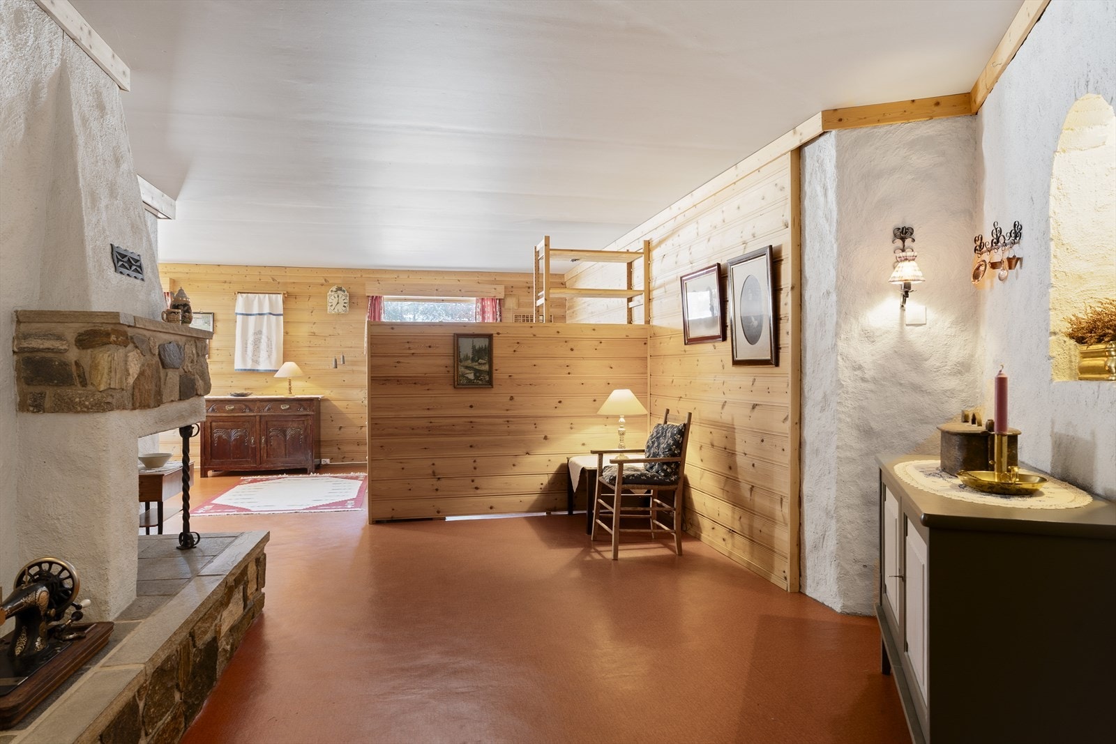 Meget romslig kjellerstue/kjøkken med peis. Galleribilde