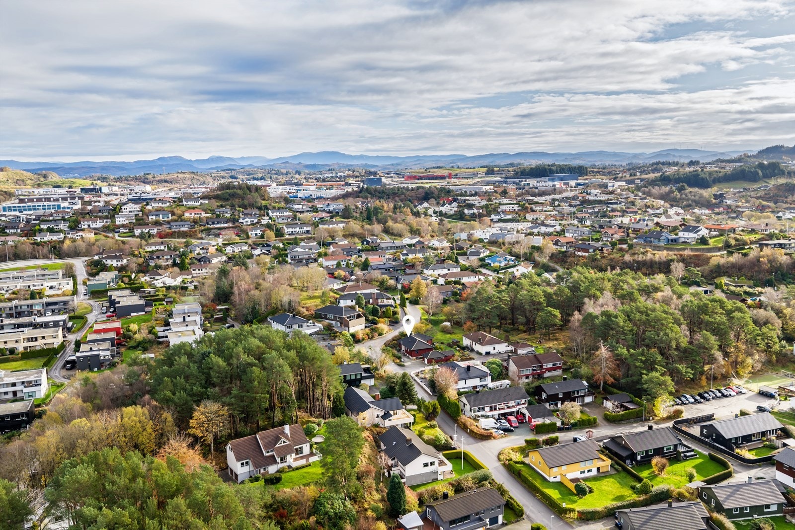 Sakkestad idrettsanlegg med fotballbaner og stor, innendørs kunstgressbane (Haugarhallen) ligger kun ca 1 km fra boligen. Galleribilde