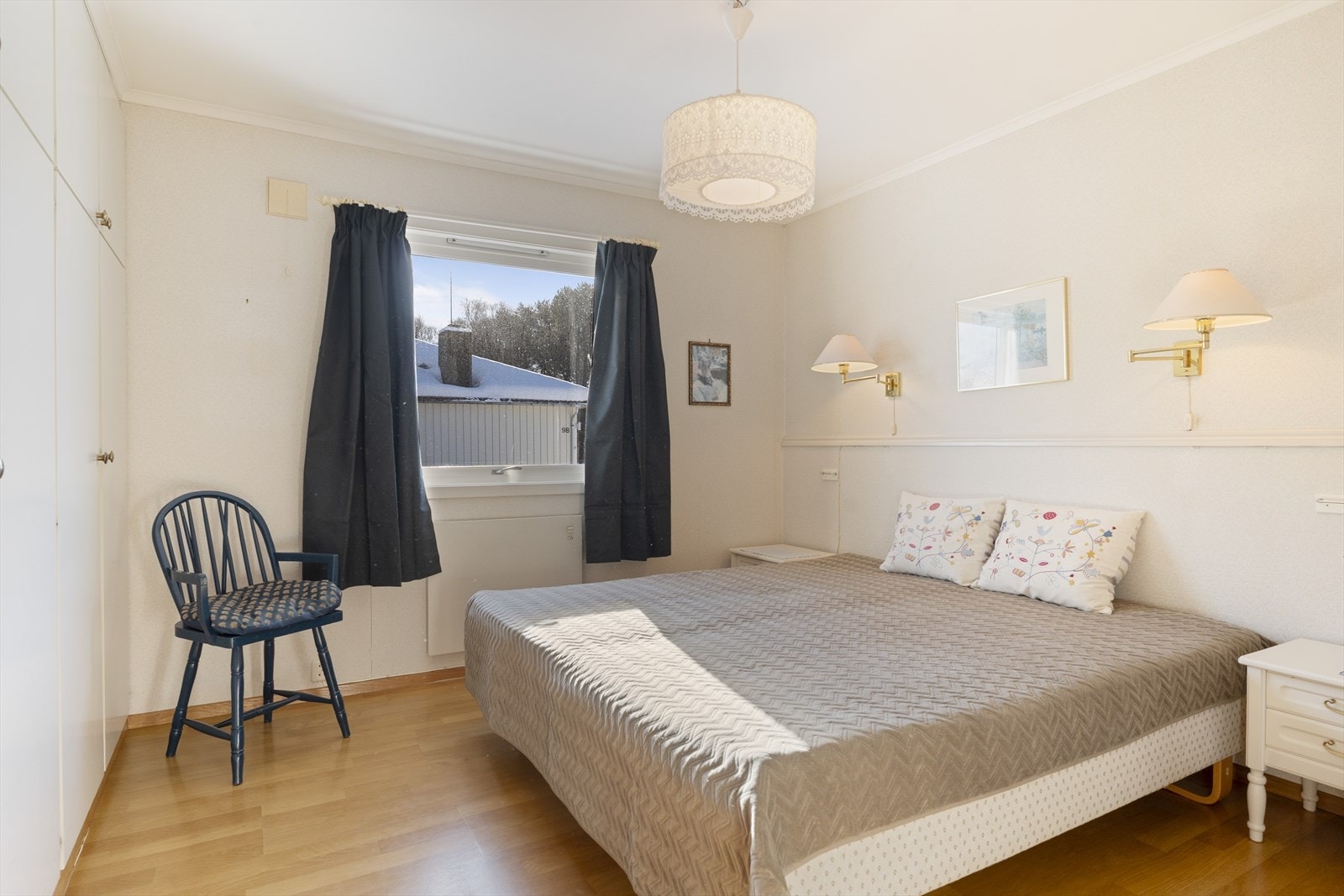 Hovedsoverommet har plassbygget garderobeskap og god plass til dobbeltseng. Galleribilde