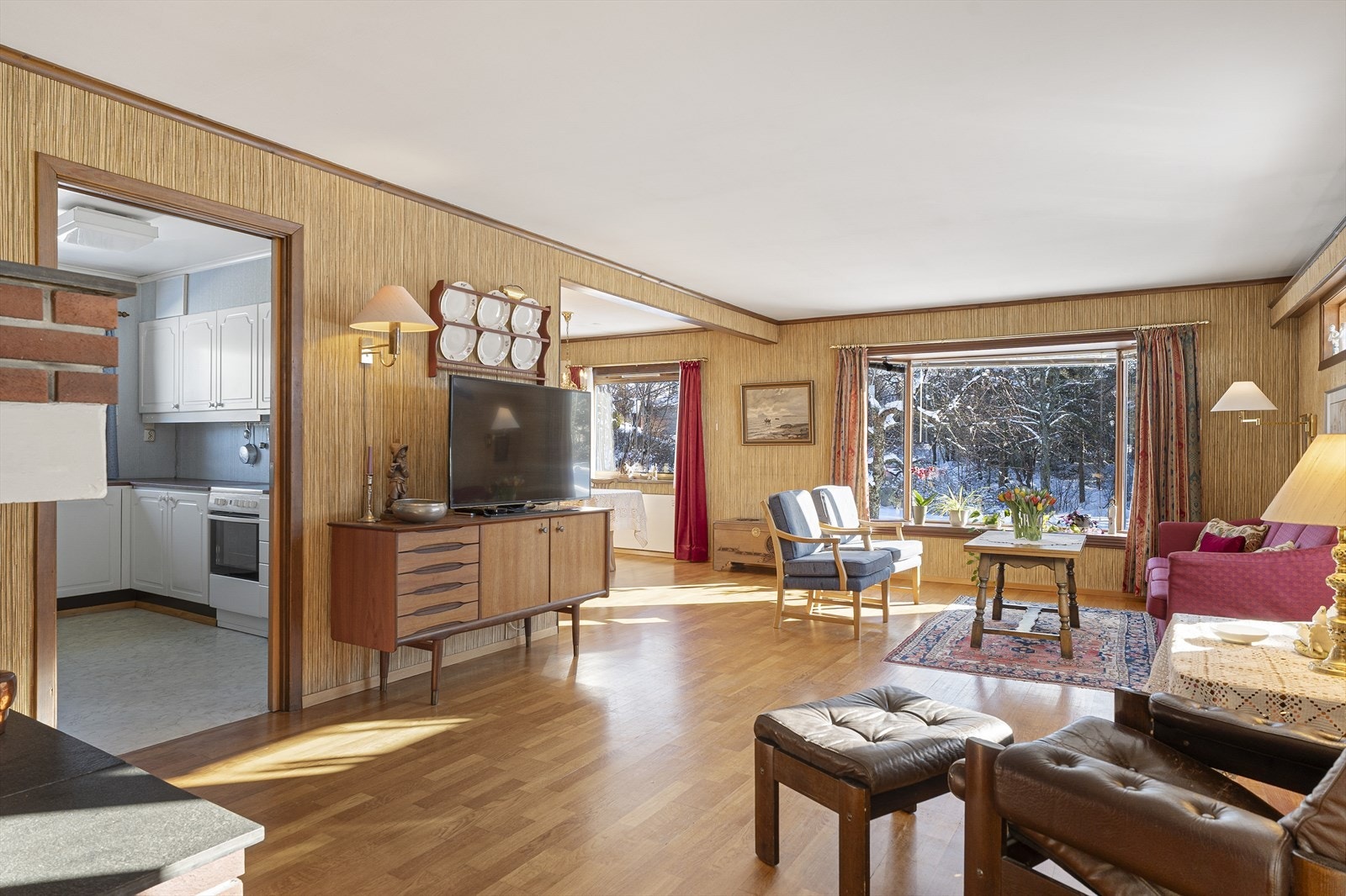 Lys og romslig stue/spisestue med flere innredningsmuligheter. Galleribilde