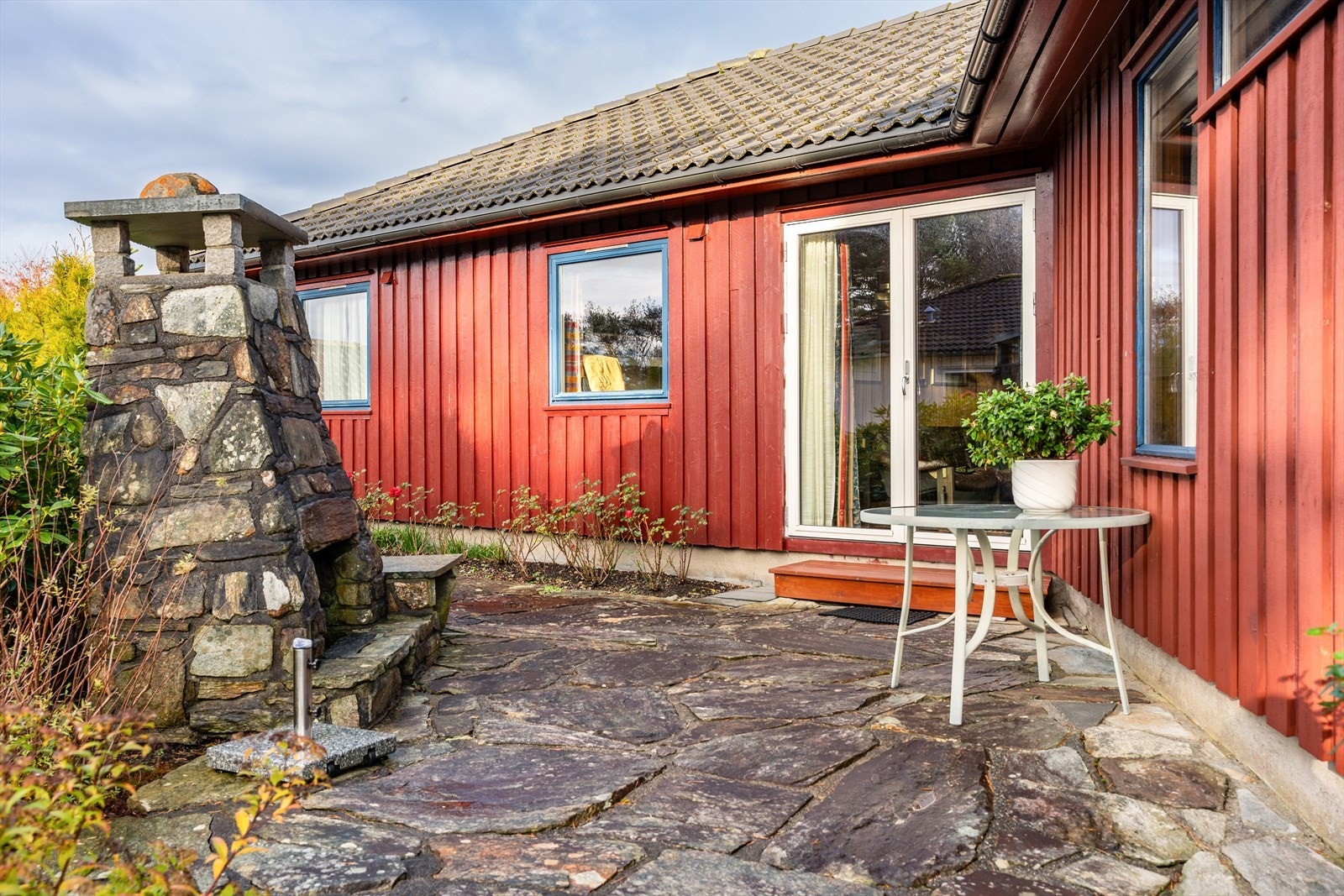 Hyggelig uteplass med peis. Galleribilde