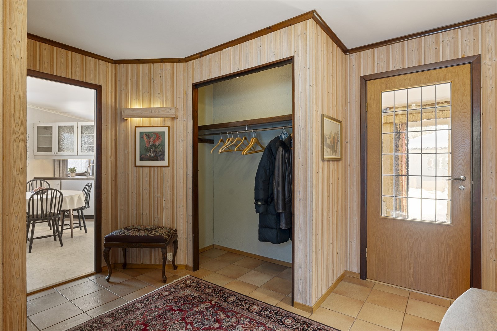 Hallen gir et fint førsteinntrykk. Her er god plass til yttertøy og sko! Galleribilde