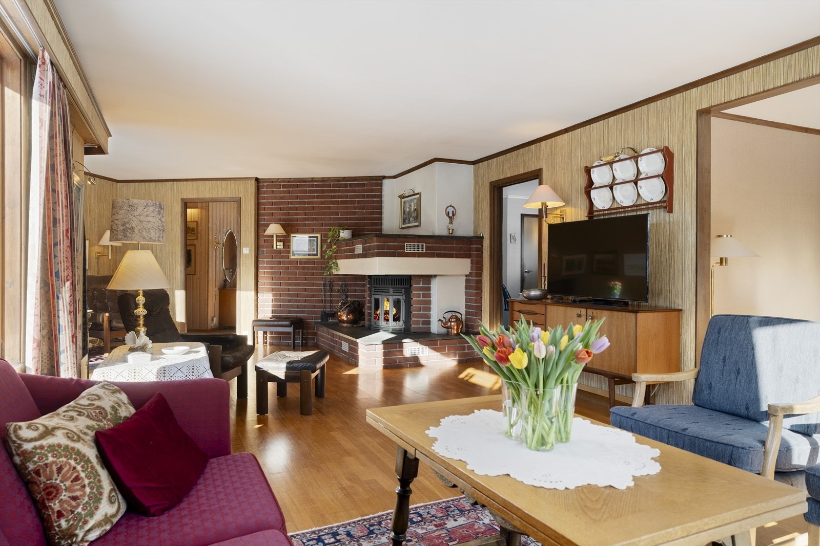 Rikelig med plass til sofa, spisegruppe og annet møblement. Galleribilde