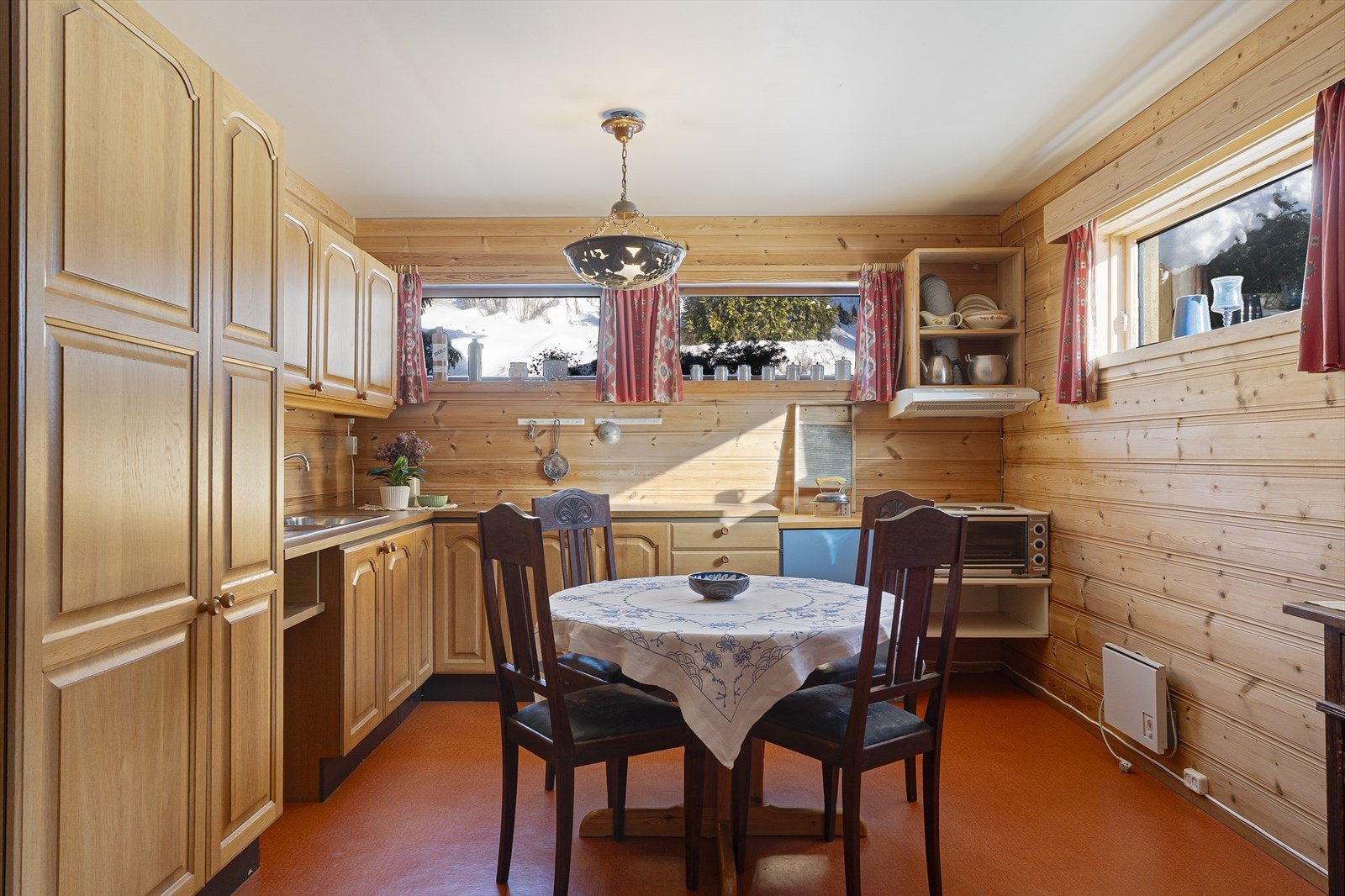 Kjøkkenet i kjelleren er særdeles praktisk til forberedelser til større selskaper o.l. Galleribilde