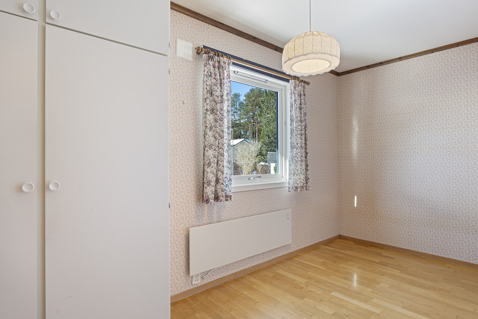 Soverom nr. 2, 3 og 4 egner seg fint som barnerom, kontor eller gjesterom. I tillegg er det ytterligere ett soverom i kjelleretasjen. Galleribilde