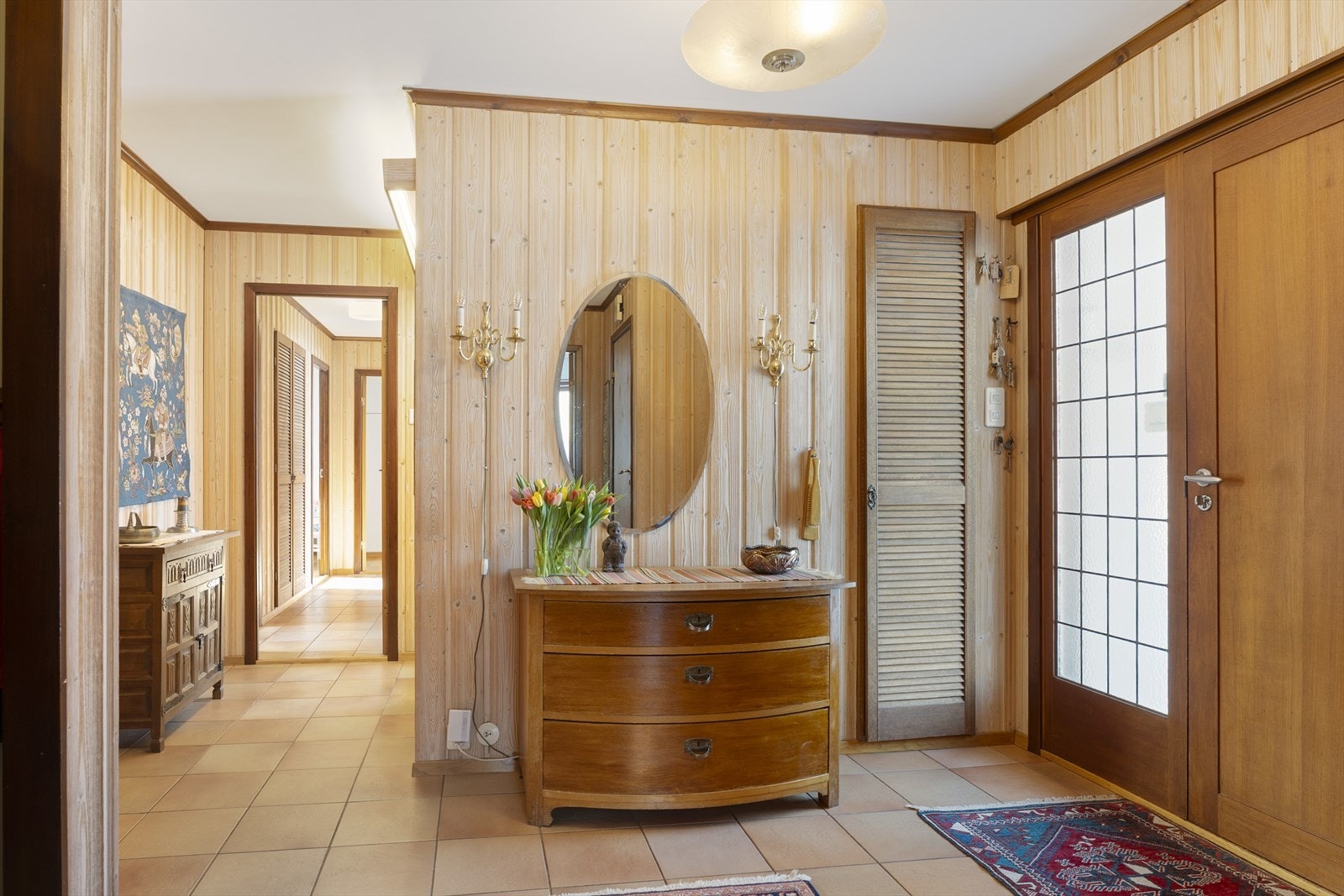 Hall i hovedetasjen. Galleribilde