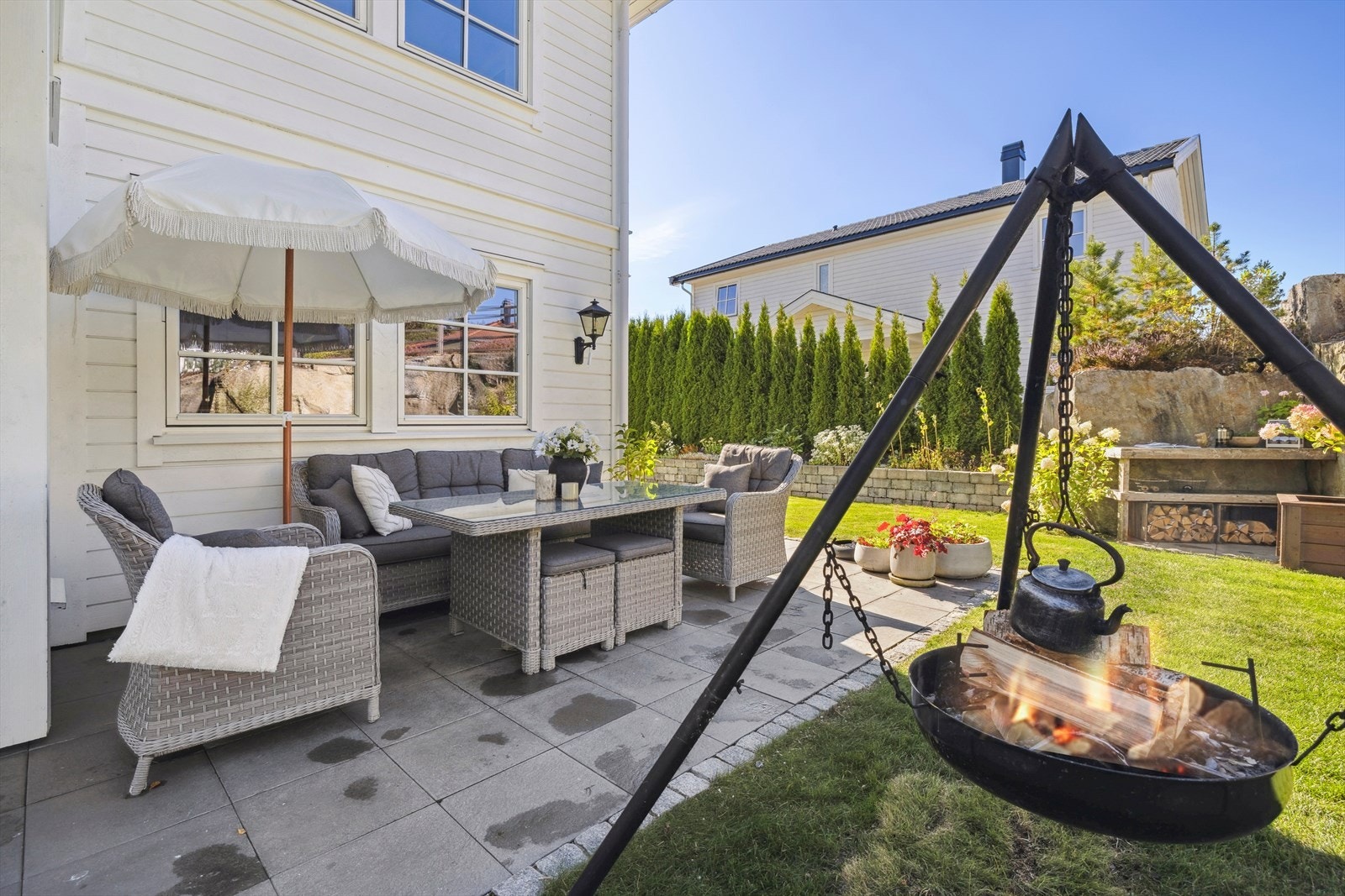 Her ligger alt til rette for hyggelige sommerdager, grilling med venner og rolige morgenstunder. God plass til sittegruppe på belegningsstein. Galleribilde