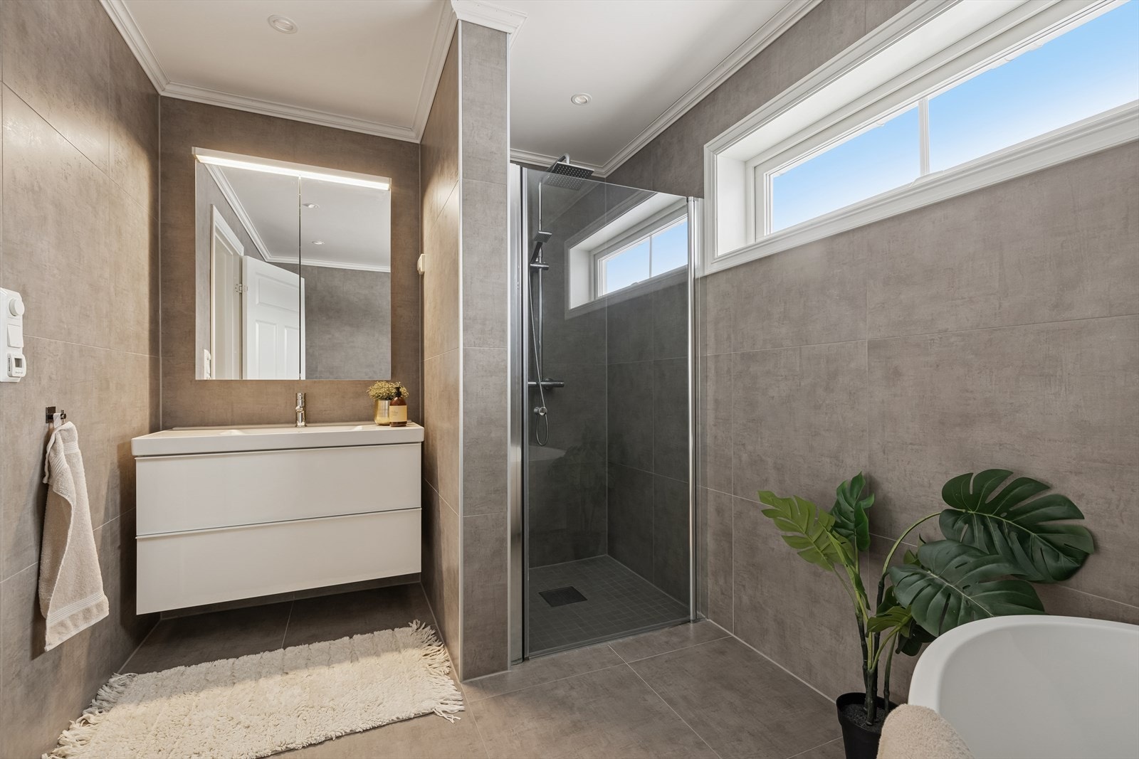 Baderommet i 2.etasje har badekar, dusj, toalett og servant med speil. Galleribilde