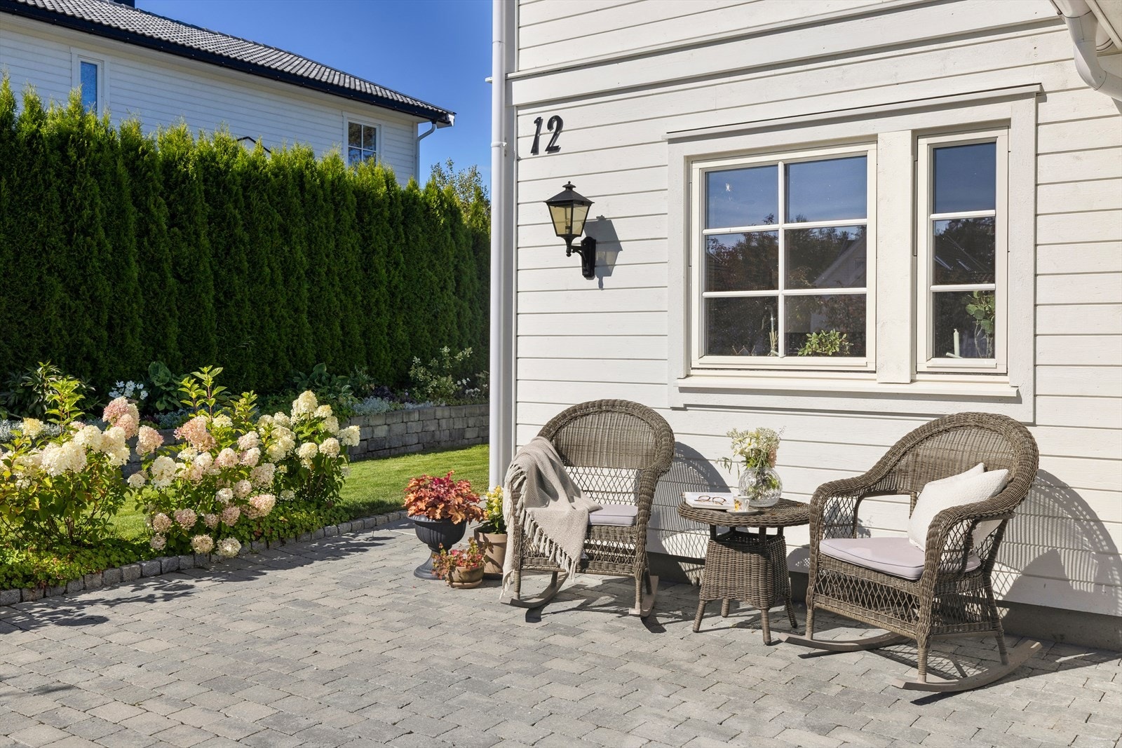 Hyggelig uteplass foran boligen. Galleribilde