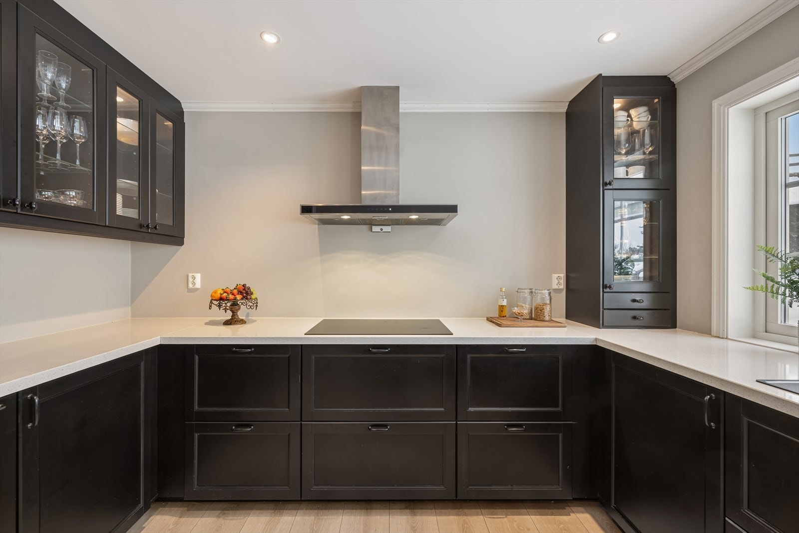 Her får du et kjøkken med gode oppbevaringsmuligheter og god plass til matlaging. Galleribilde