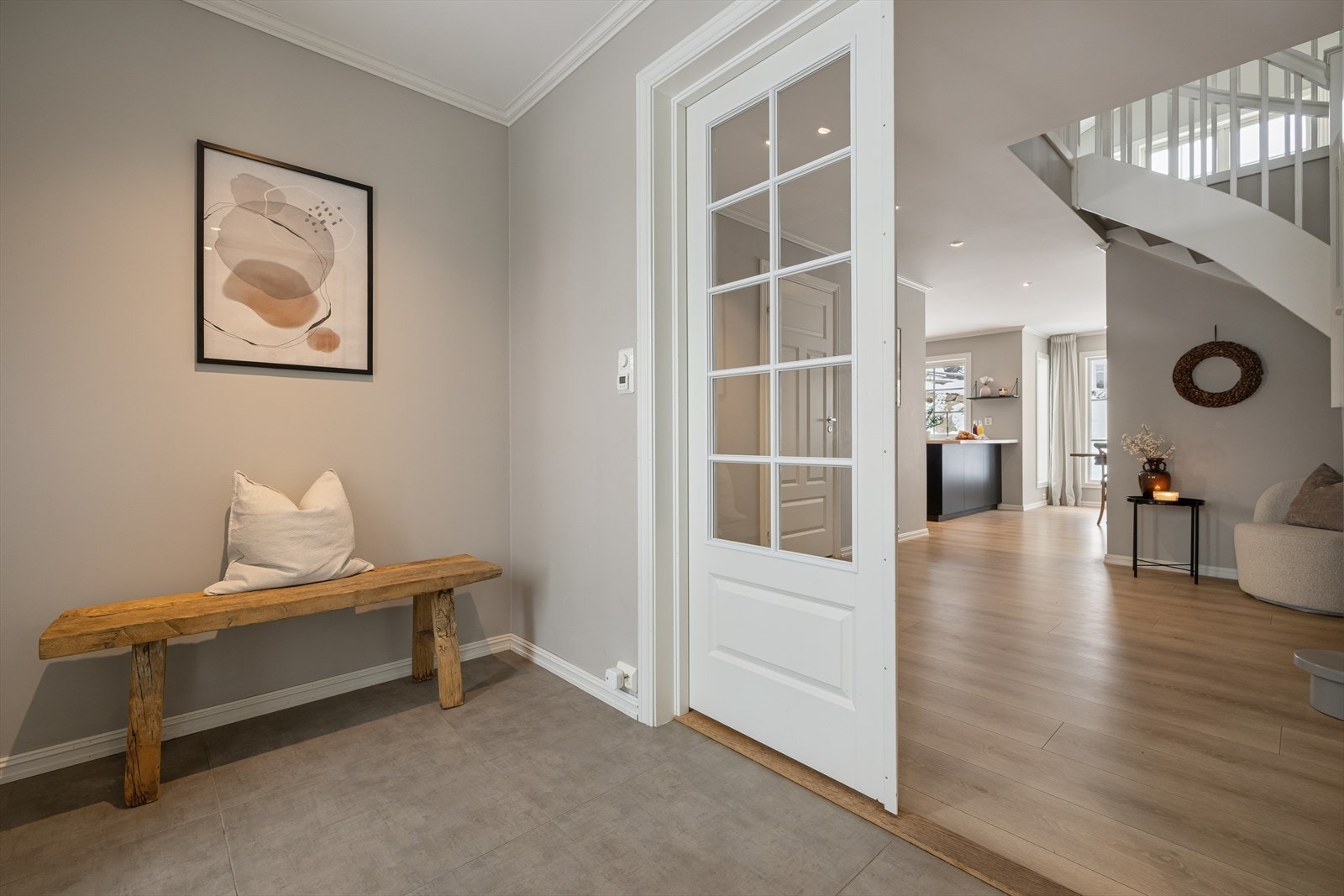 Gangen gir et lyst og innbydende førsteinntrykk av boligen. Galleribilde