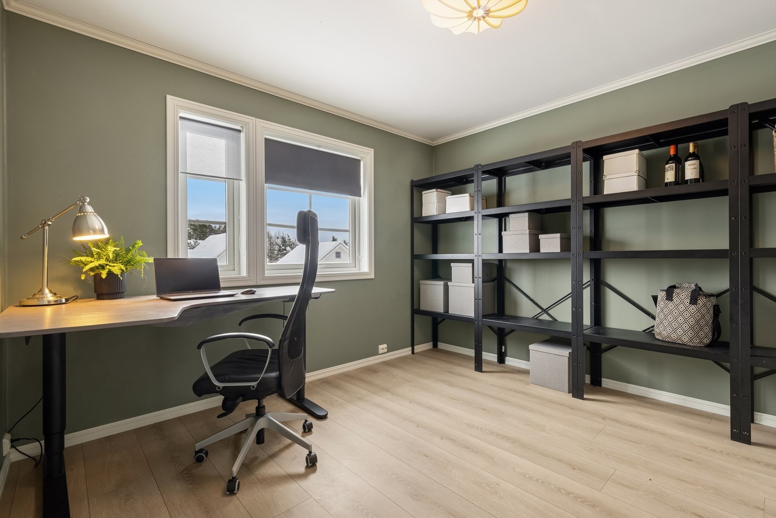 Romslig soverom med fleksible bruksmuligheter- velegnet som barnerom, gjesterom, kontor og/eller oppbevaring. Galleribilde