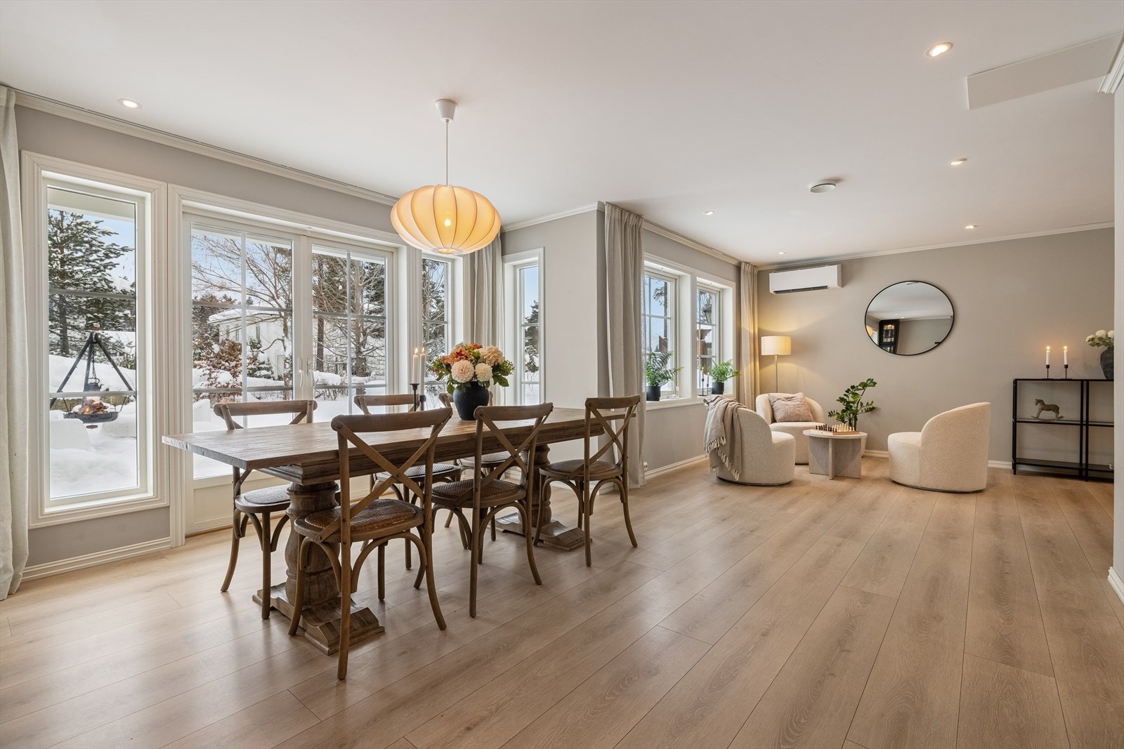 Stilren stue med gode møbleringsmuligheter og flere vindusflater som gir et godt lys til rommet. Galleribilde