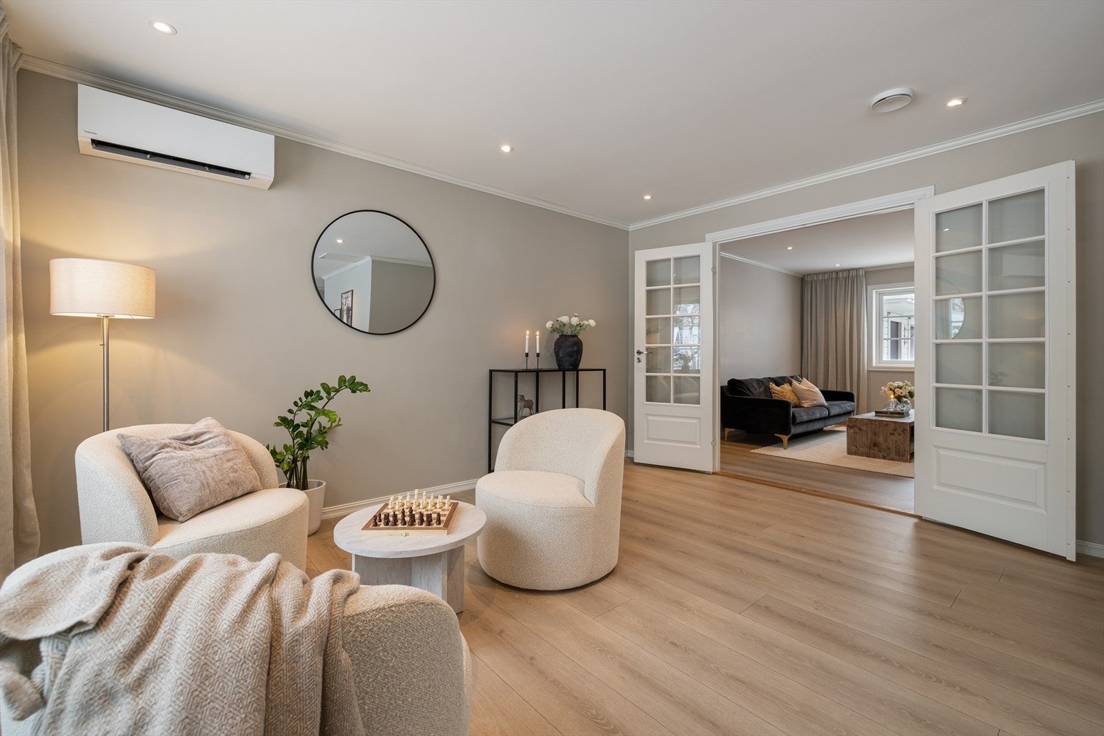 Her får du kombinasjonen av tidløst interiør og hyggelige soner. Galleribilde