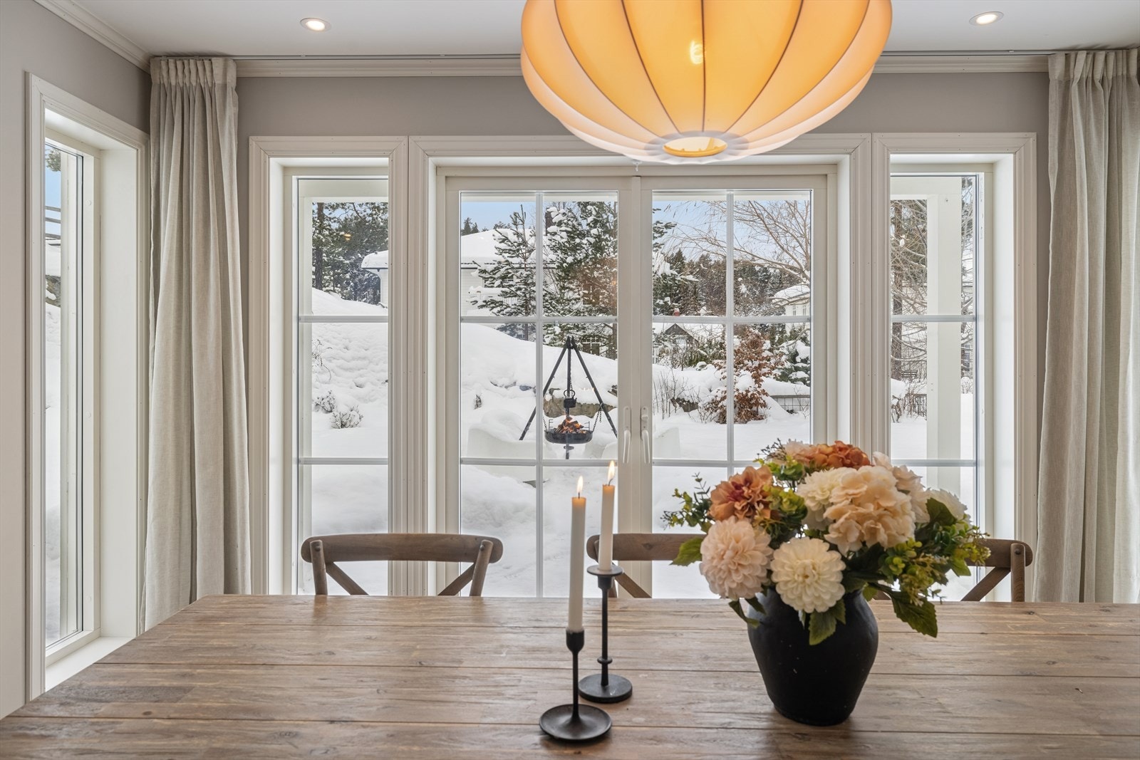 Fra stue har du direkte adgang til herlig uteplass og flott hage. Galleribilde