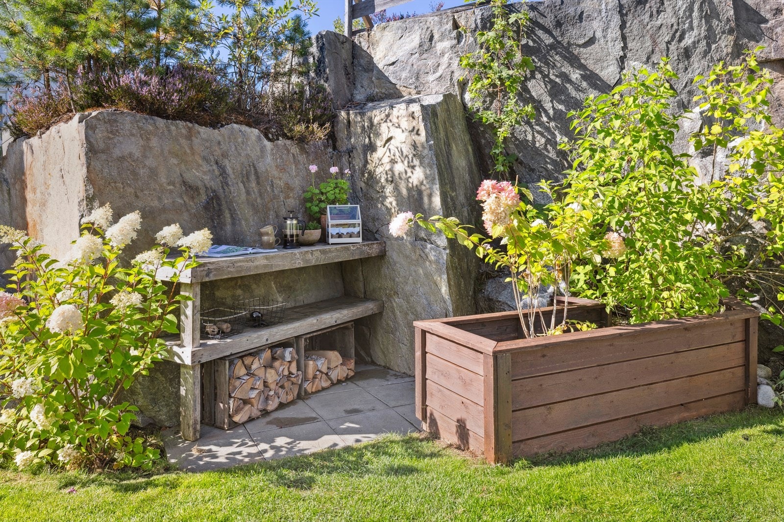 Naturens egne elementer danner rammen rundt en grønn og lun hagekrok- en liten oase på egen eiendom. Galleribilde