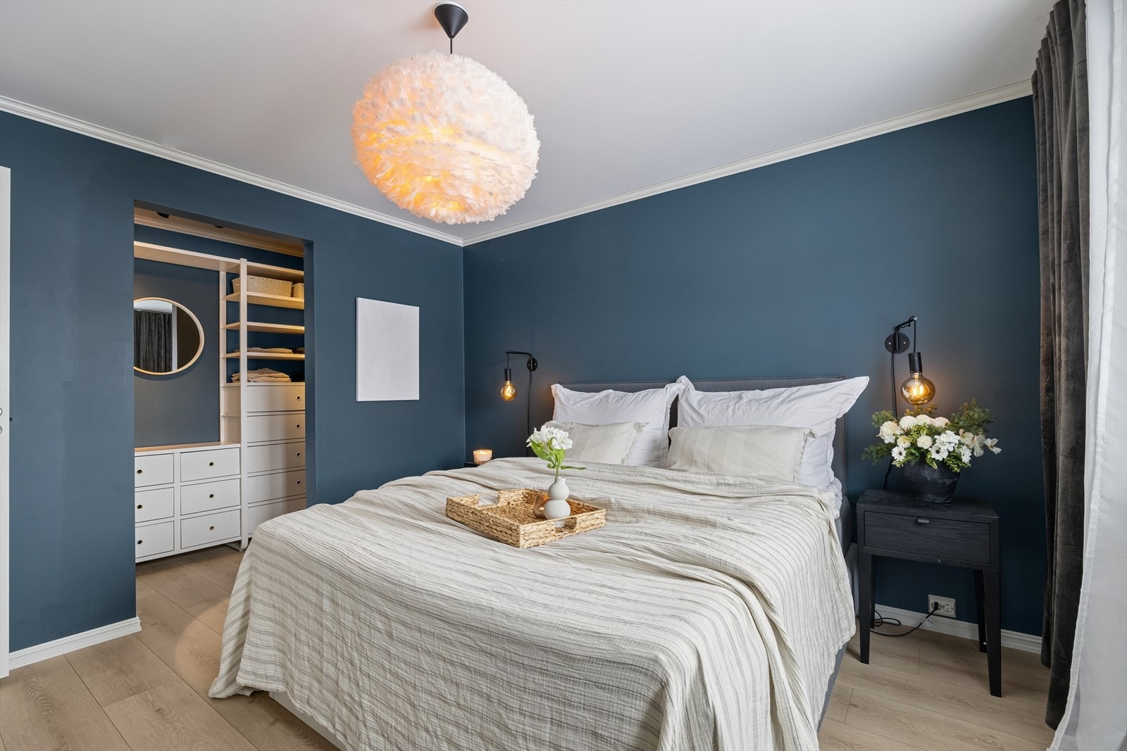 Hovedsommeret med umiddelbar tilgang til walk-in garderobe. Galleribilde