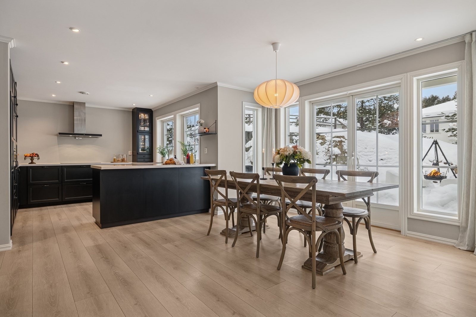 Velkommen inn.
Boligen har god plass til stort spisebord som er ypperlig ved sosiale sammenkomster. Galleribilde