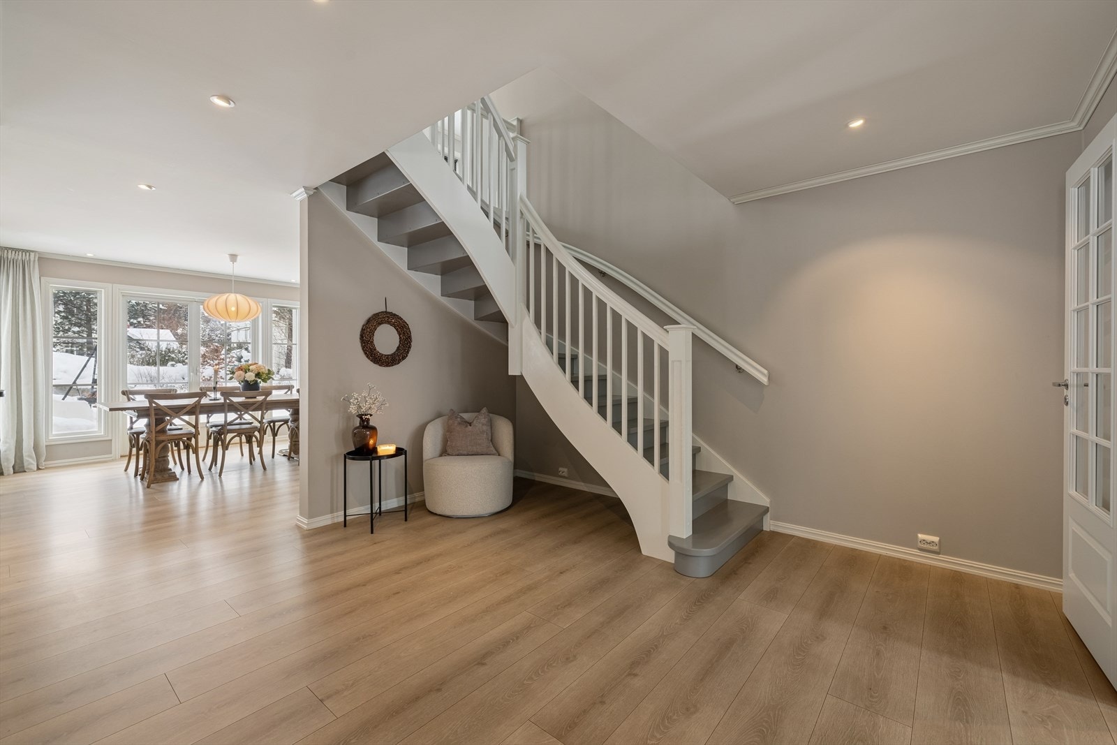 Fra gangen kommer man inn til en lys og romslig hall. Galleribilde