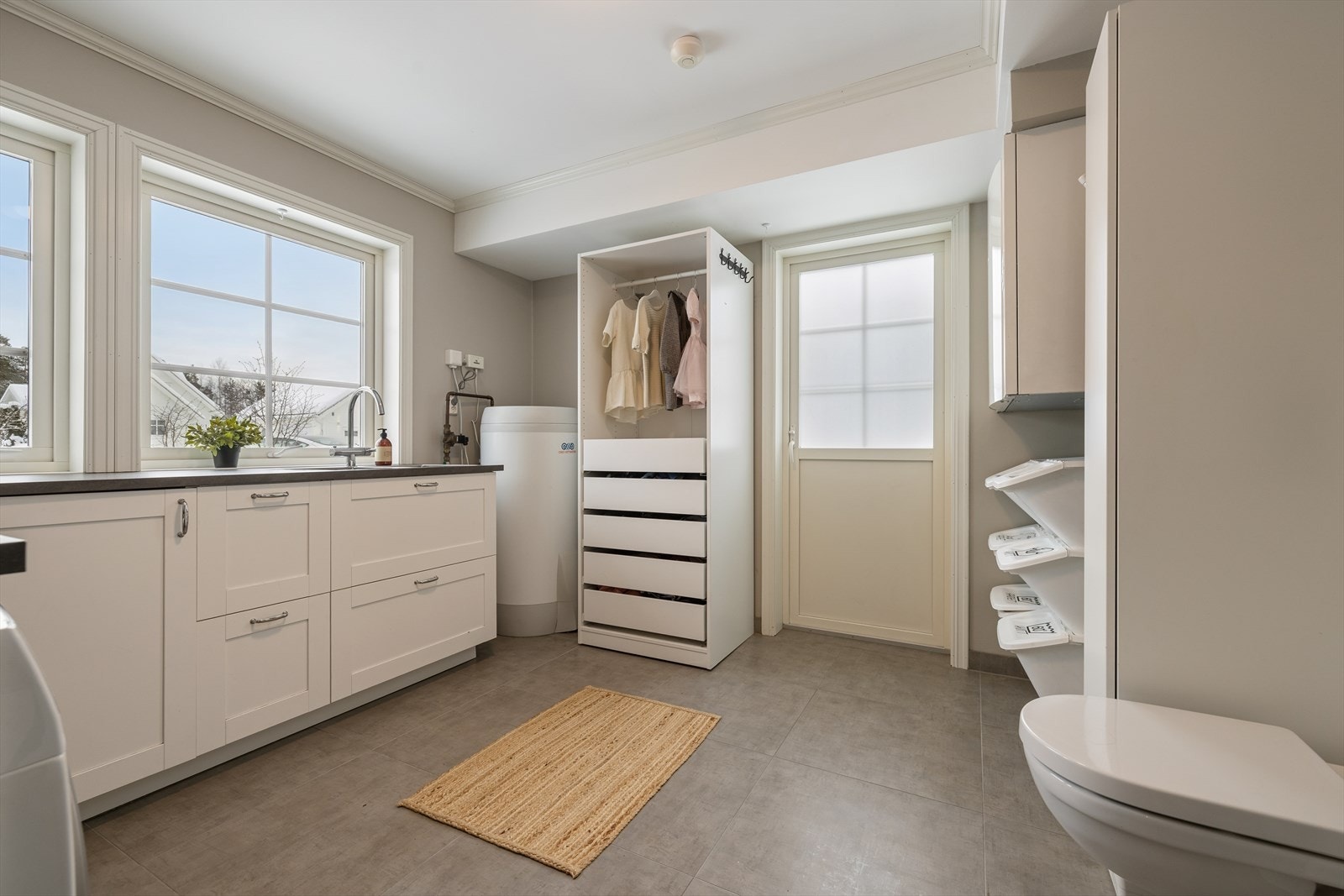 Fra entreen er det adkomst til et vaskerom med wc. Egen utgang til hagen. Galleribilde