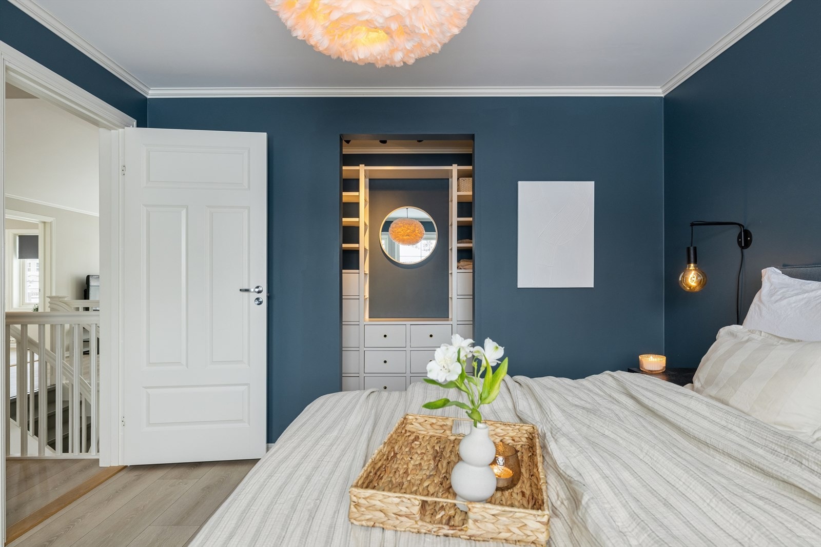 Romslig soverom med en koselig atmosfære Galleribilde