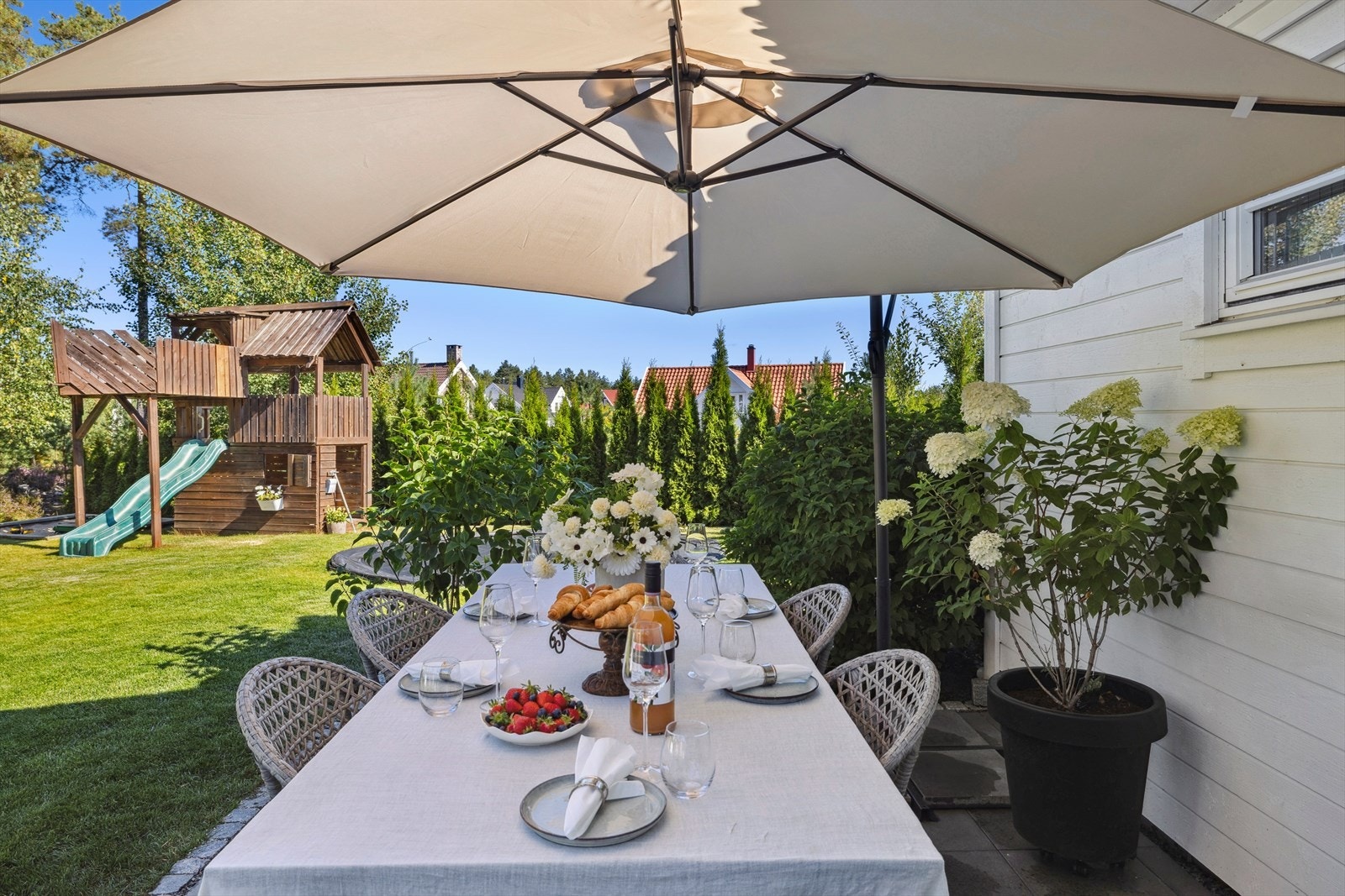 Eiendommen har et idyllisk uteområde som er flott til sosiale sammenkomster. Galleribilde