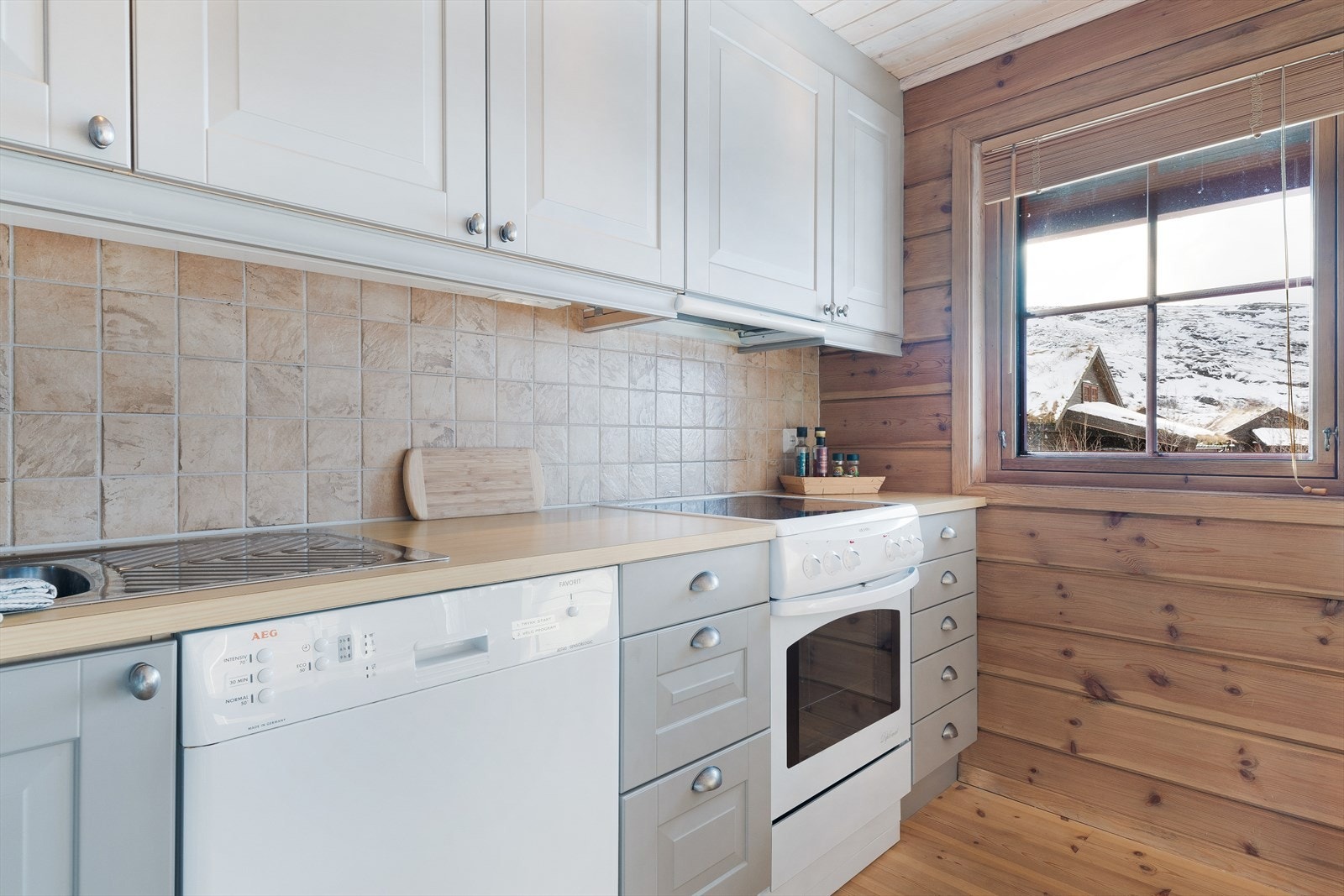 Det er frittstående oppvaskmaskin, komfyr og kjøleskap. Galleribilde