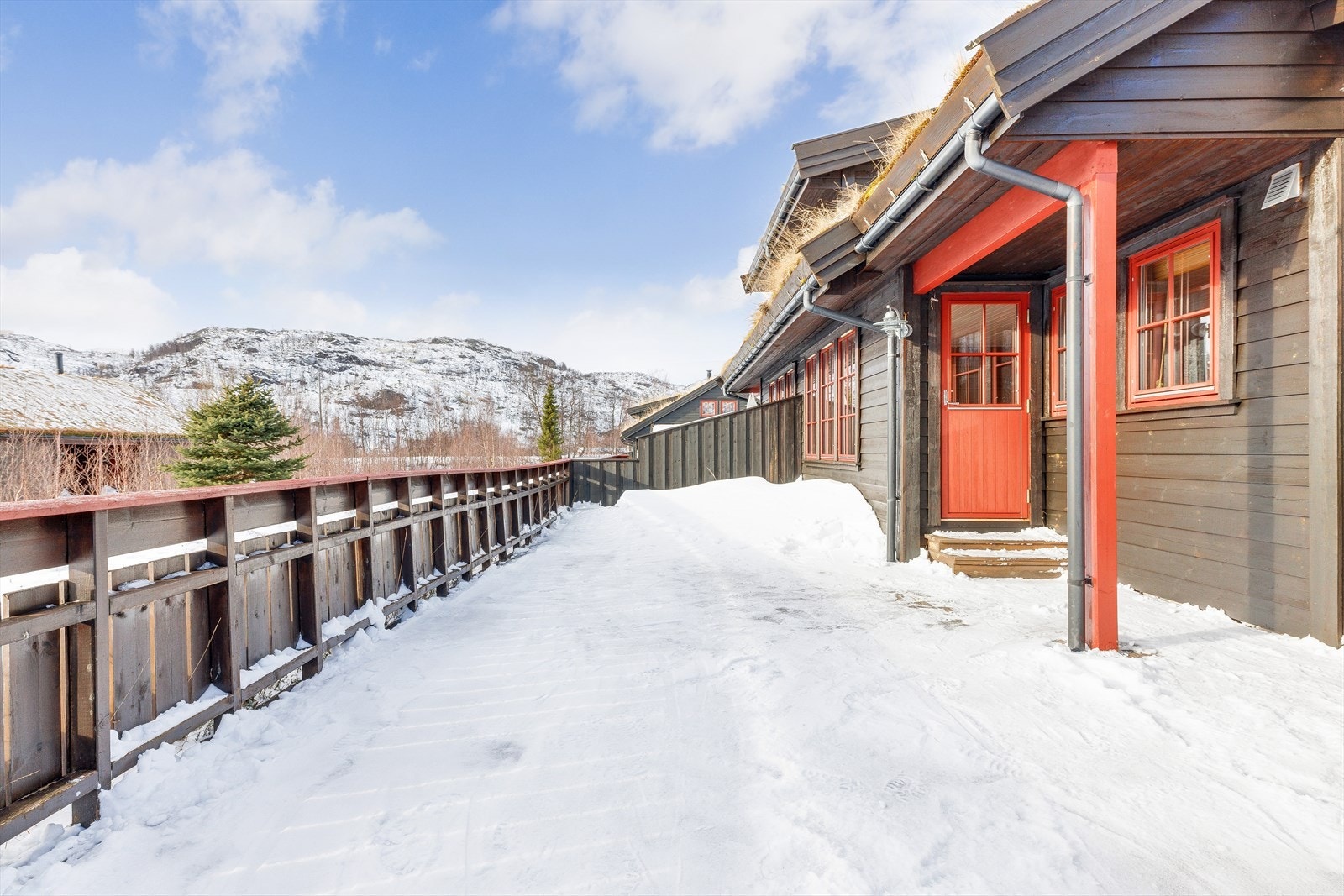 Fra stuen er det utgang til en herlig sørvendt terrasse på ca. 46 m² Galleribilde
