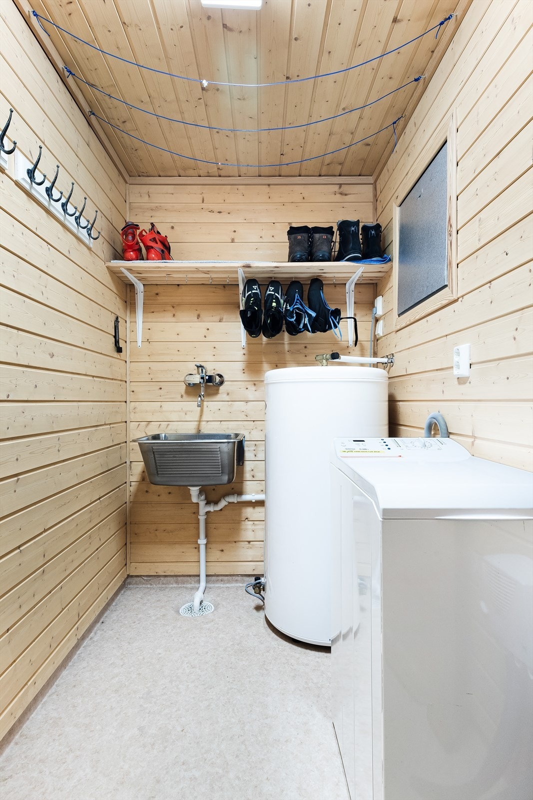 God lagringsplass i innvendig bod/teknisk rom. Her er det utslagsvask og opplegg for vaskemaskin. Galleribilde