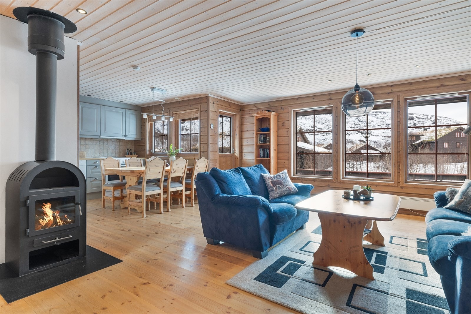 Dette er et trivelig allrom med god plass til familie og gjester. Galleribilde