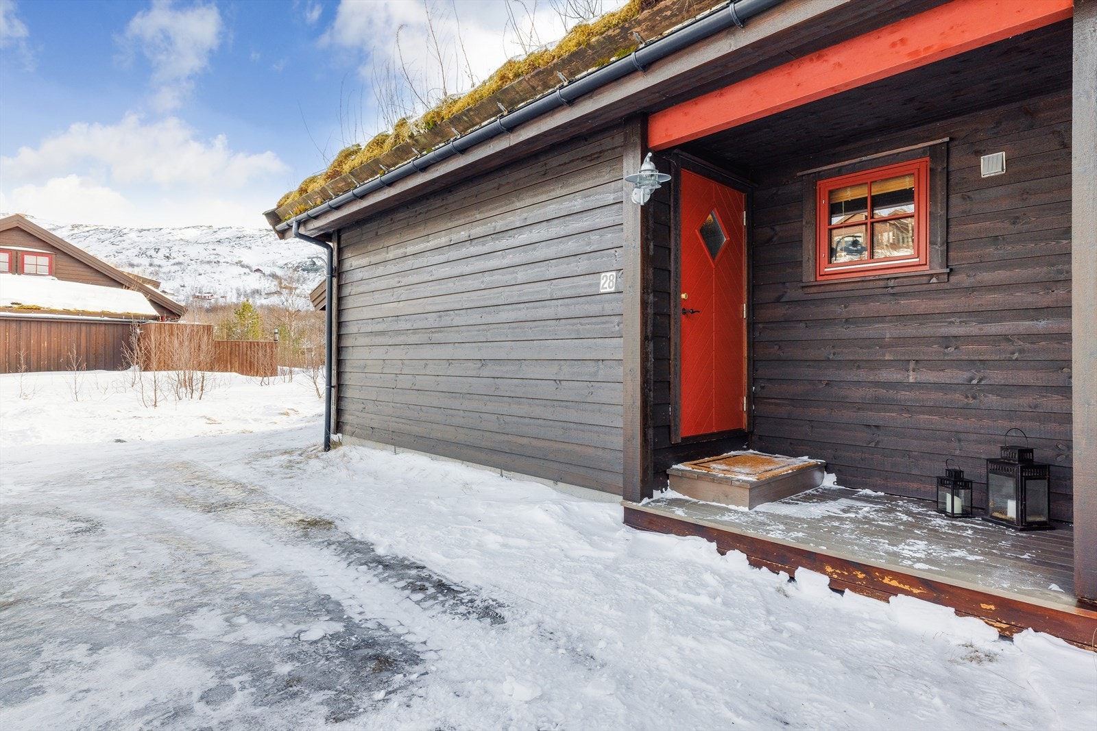 Parkering i carport like rundt hjørnet fra inngangspartiet. Galleribilde