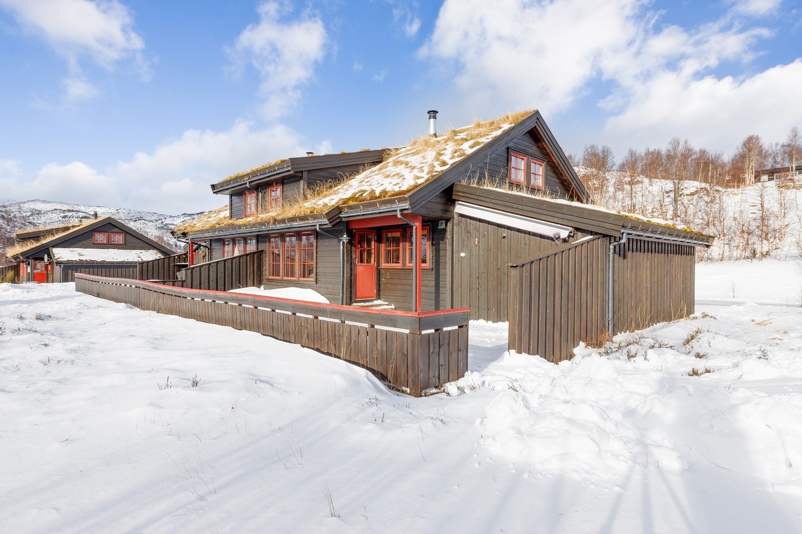 En praktisk helårshytte som ligger sørvendt med gode solforhold. Galleribilde