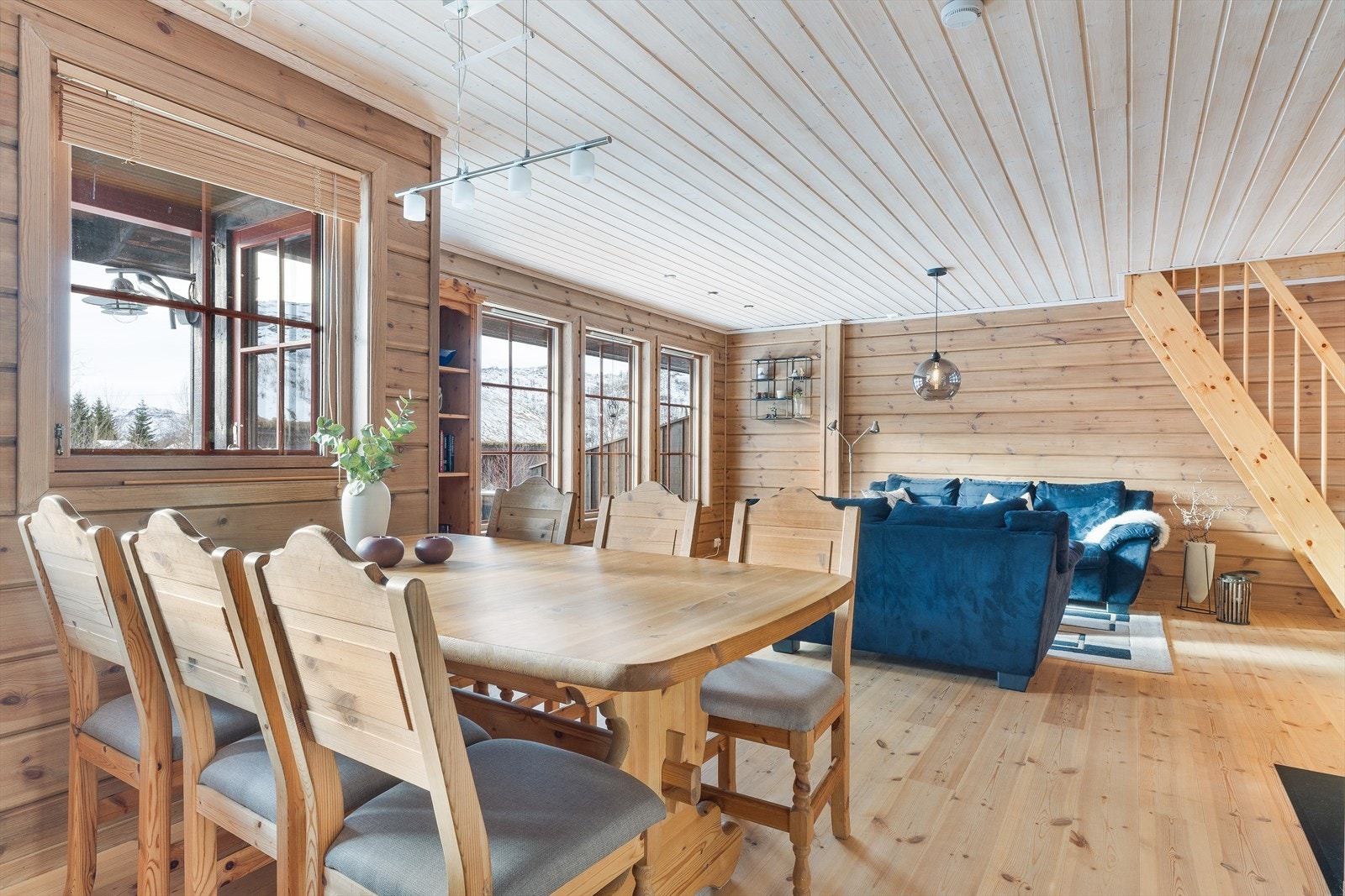 Spisestue og sofagruppe/bord i stue/kjøkken medfølger Galleribilde