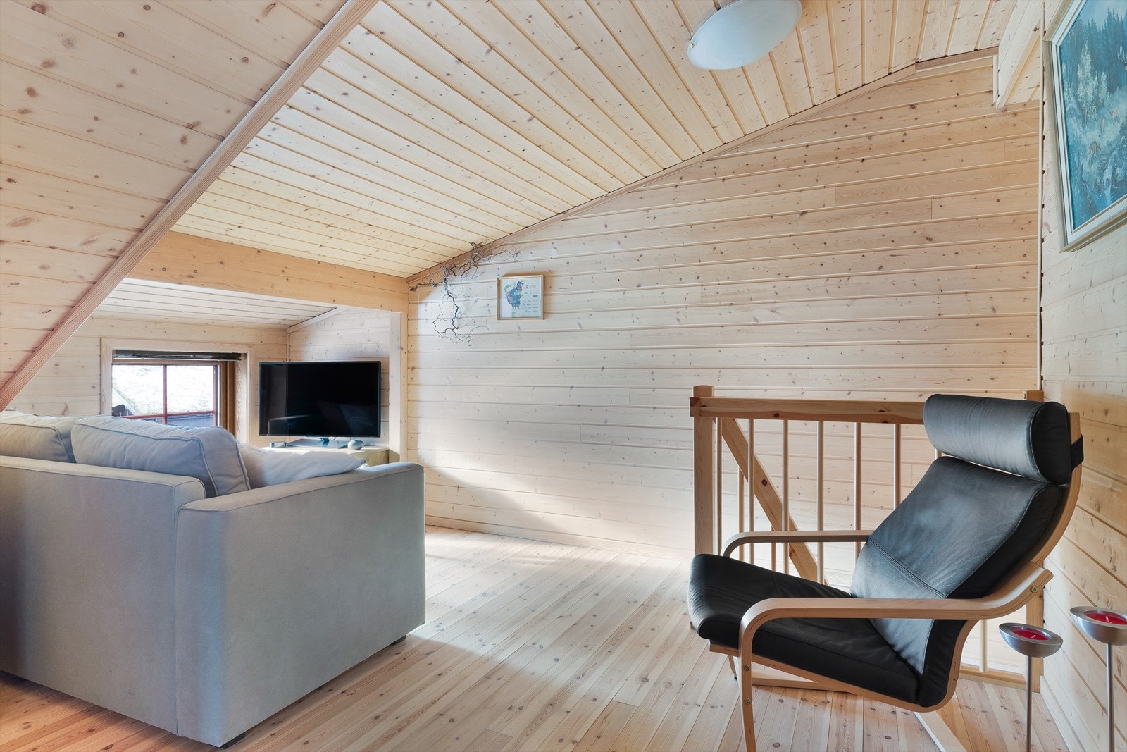 Opp i 2 etasjen finner man to soverom og loftstue. Loftstuen gir hytten et ekstra oppholdsrom og er innredet med sovesofa som også medfølger. Galleribilde