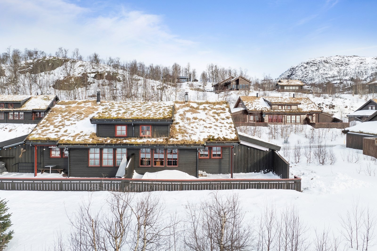 Hytten er oppført i 2004 og holder god standard fra byggeår på innredning og utstyr. Galleribilde