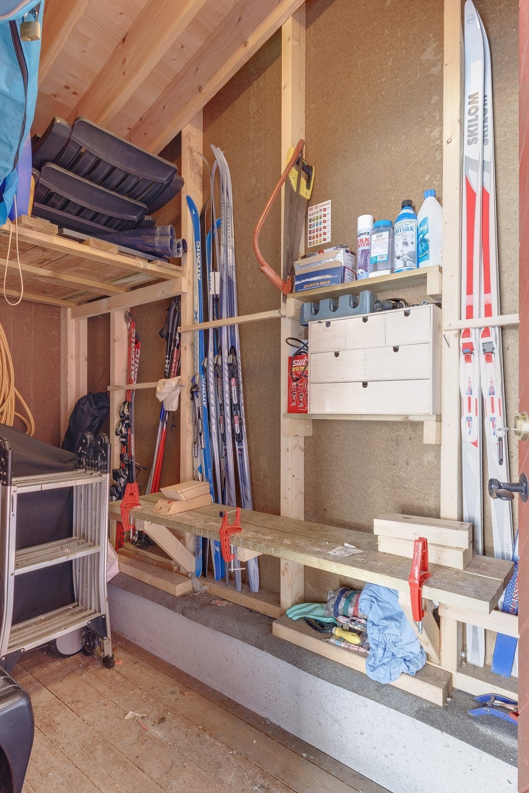 Sportsbod med plass til ski, ved og utstyr mm. Galleribilde