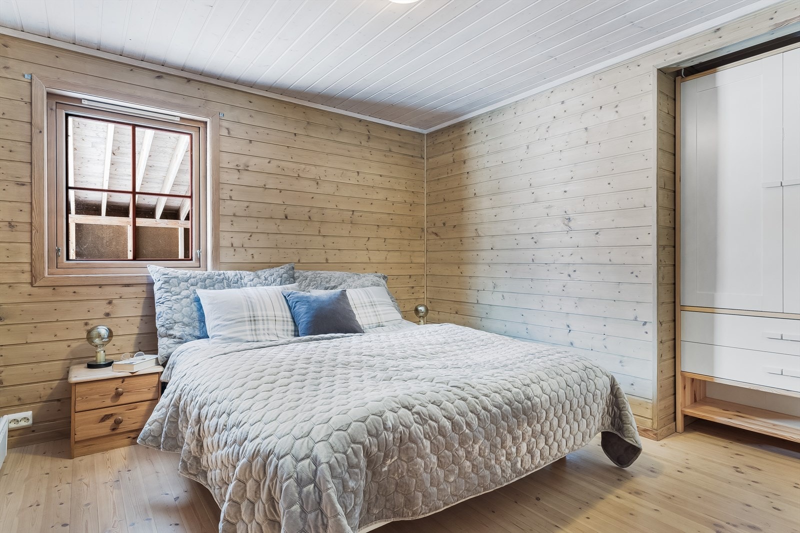 Det er totalt tre soverom i hytten med til sammen 11 sengeplasser. Galleribilde