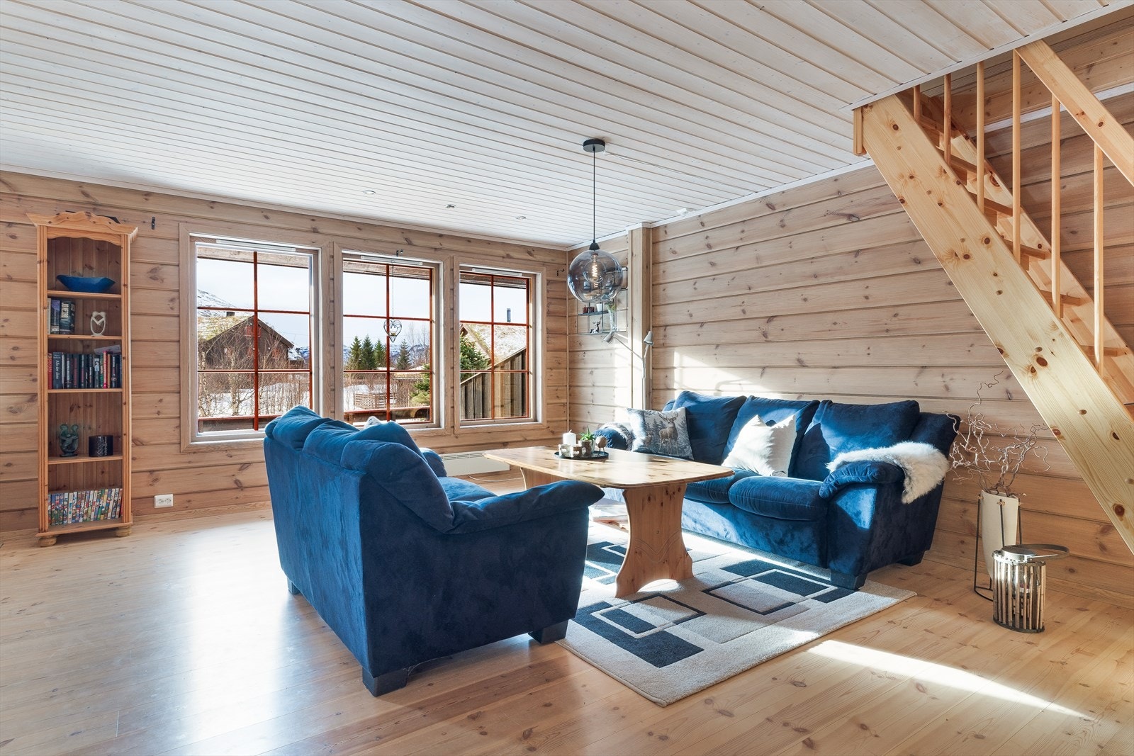 Planløsningen gir rikelig med plass til en stor sofagruppe og spisebord i naturlig tilknytning til kjøkkenet. Galleribilde