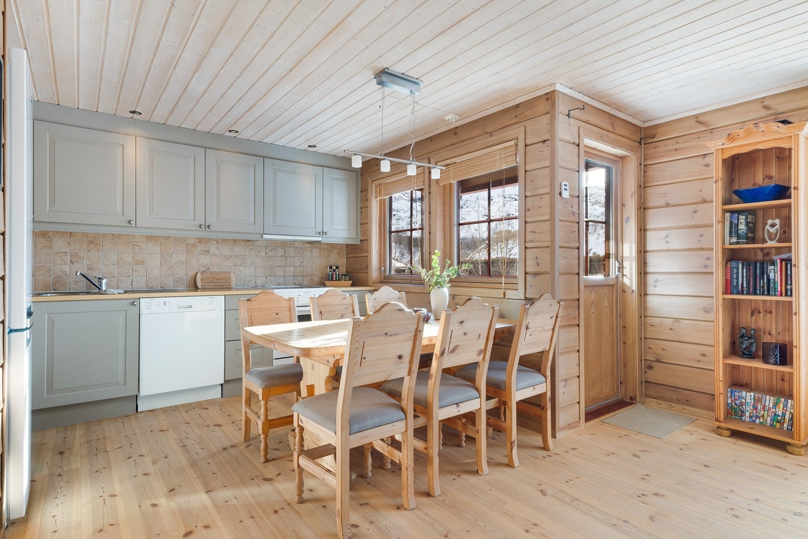 Kjøkkenet fremstår som innbydende og tidløst, med malte, profilerte fronter. Galleribilde