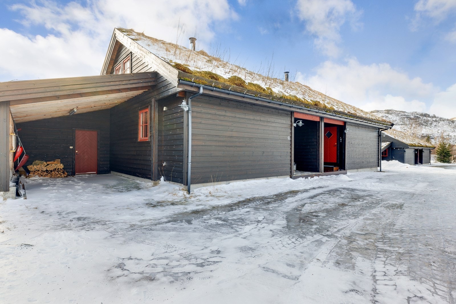 Carport med sportsbod i bakkant. Galleribilde