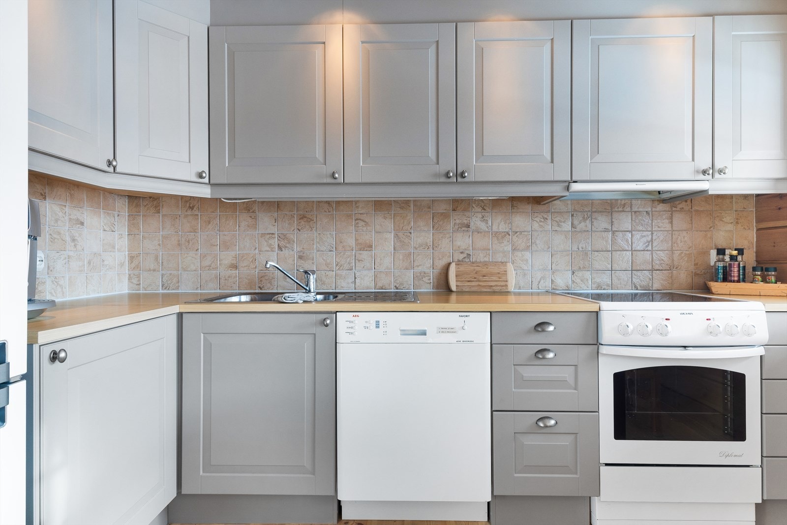 Den funksjonelle utformingen sørger for god arbeidsflyt, og byr på rikelig med både skap- og benkeplass. Galleribilde