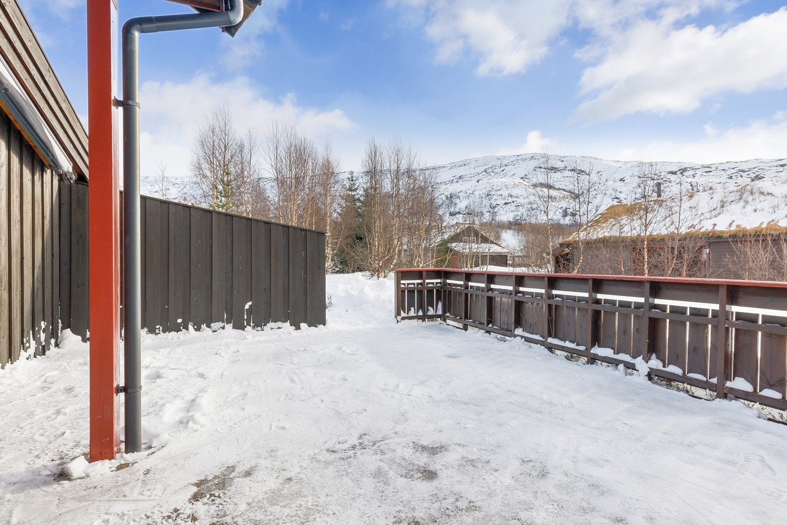 Hytten ligger i idyllisk og solrikt til, i et trivelig hyttefelt ca. 573 moh. Galleribilde