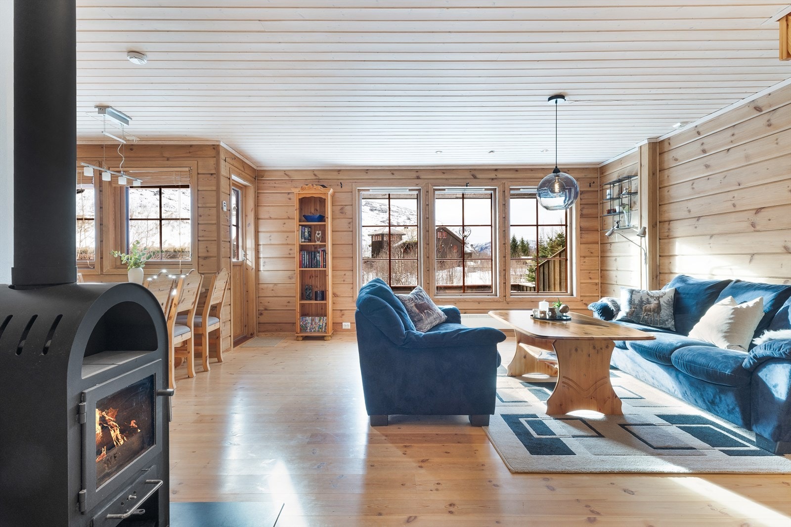 Velkommen inn! Hytten har en åpen stue- og kjøkkenløsning. Galleribilde