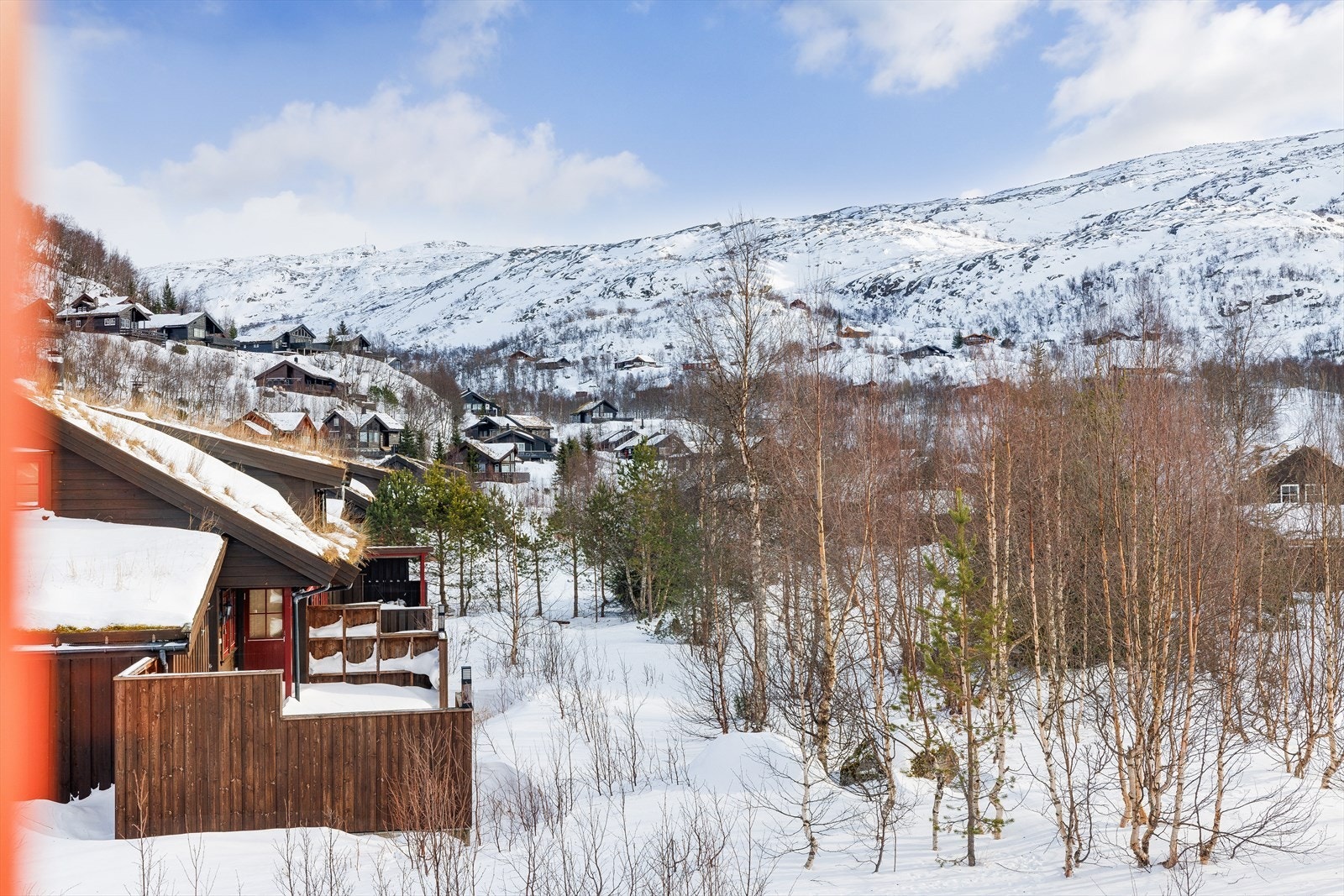 Fra 2. etasjen er det fin utsikt over nærområdet og fjell. Galleribilde